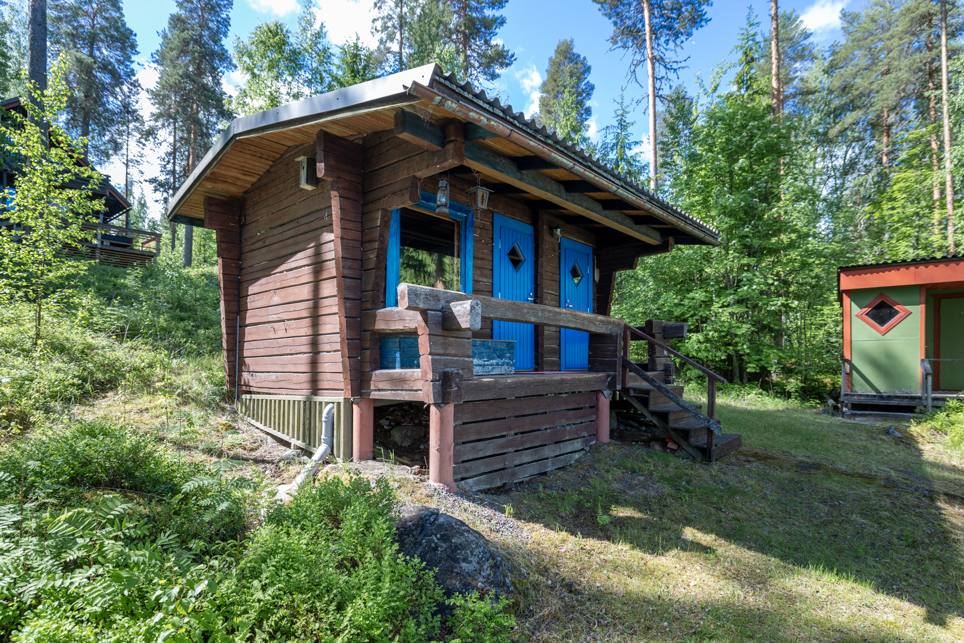 rannassa saunamökki