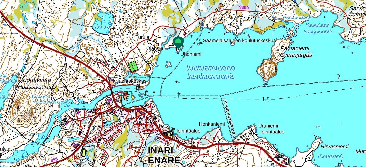 Tontti sijaitsee Inarijärven rannalla, Inarin kirkonkylän palveluiden lähellä.