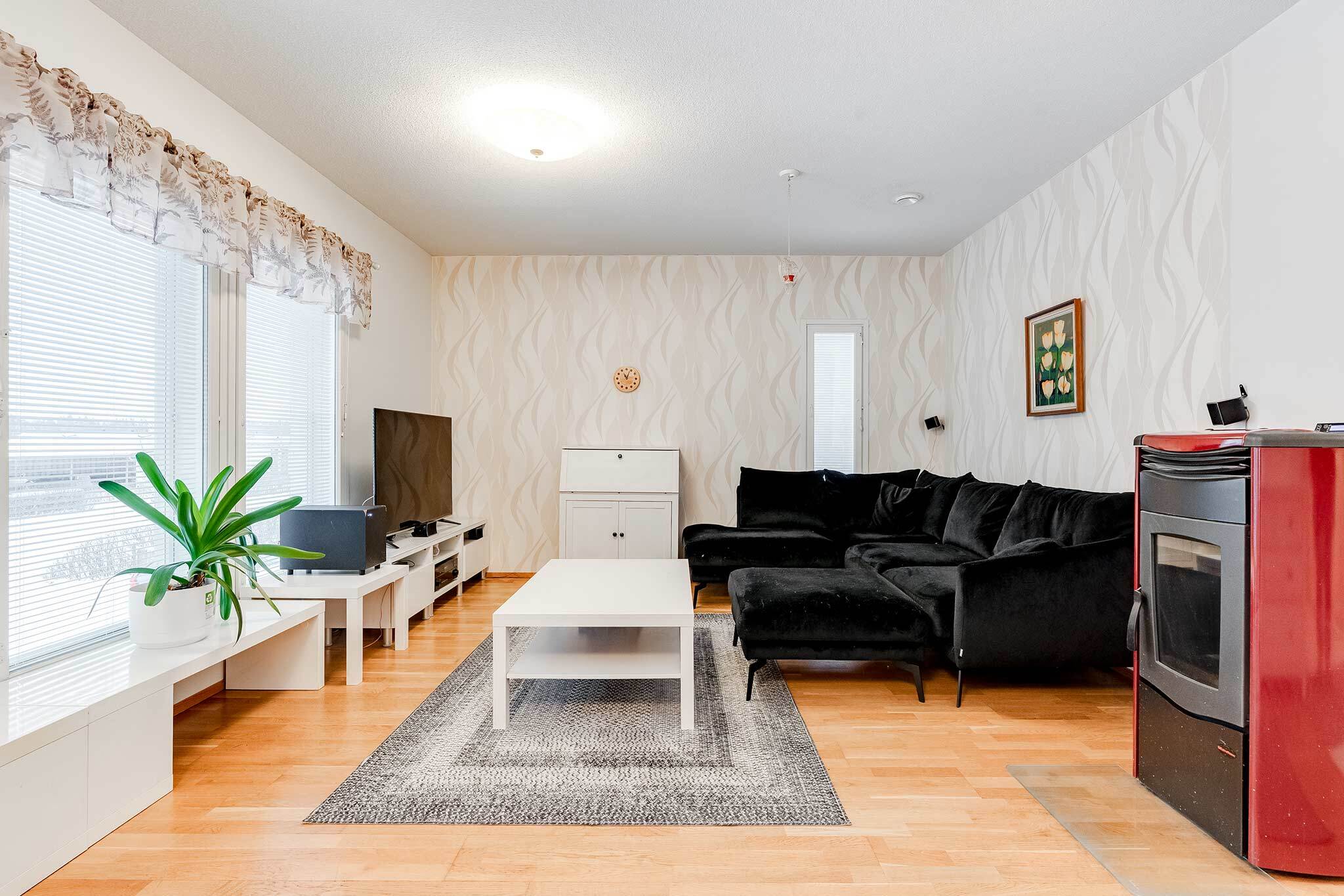 Tilava, valoisa olohuone