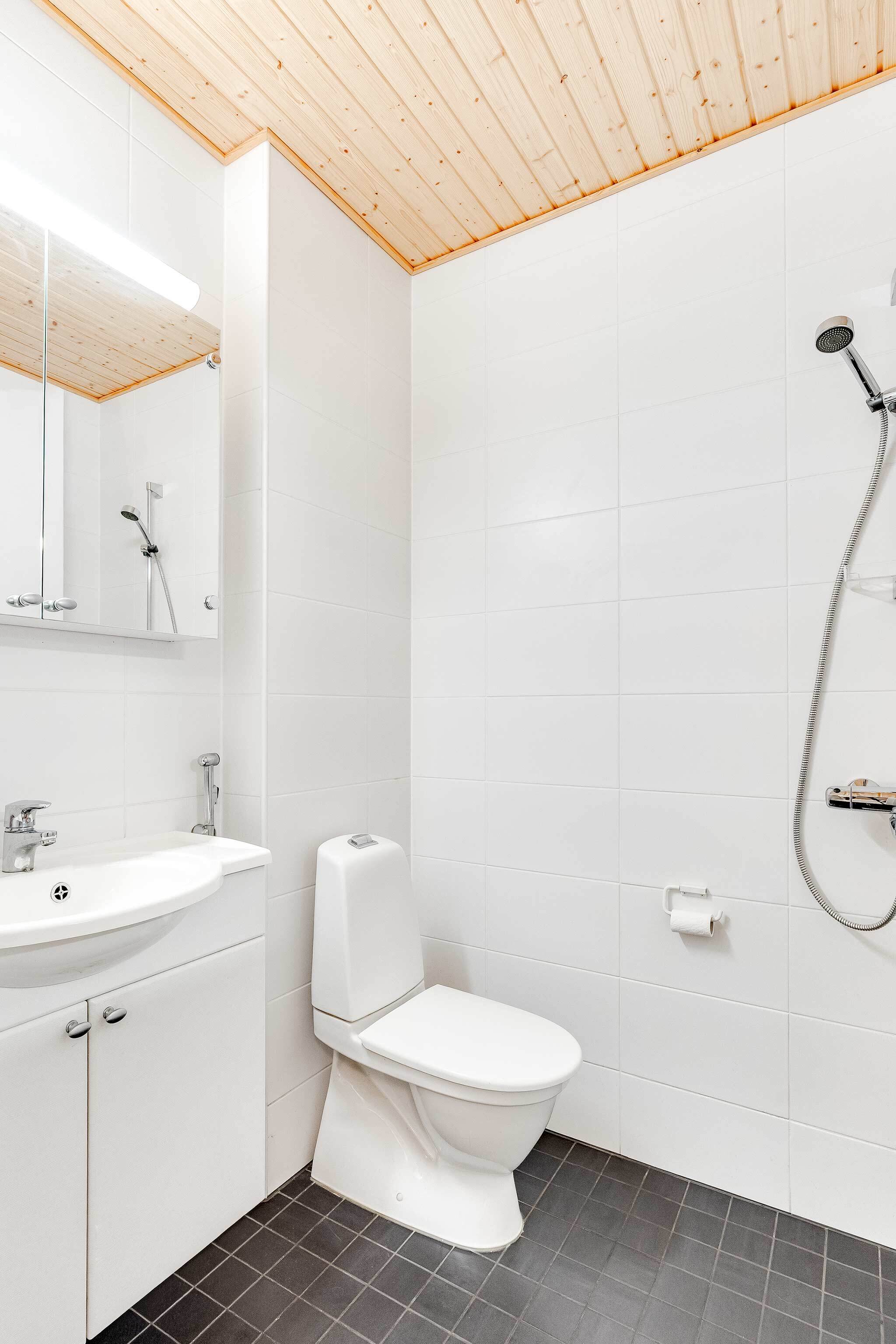 Yläkerran wc:n yhteydessä myös suihku