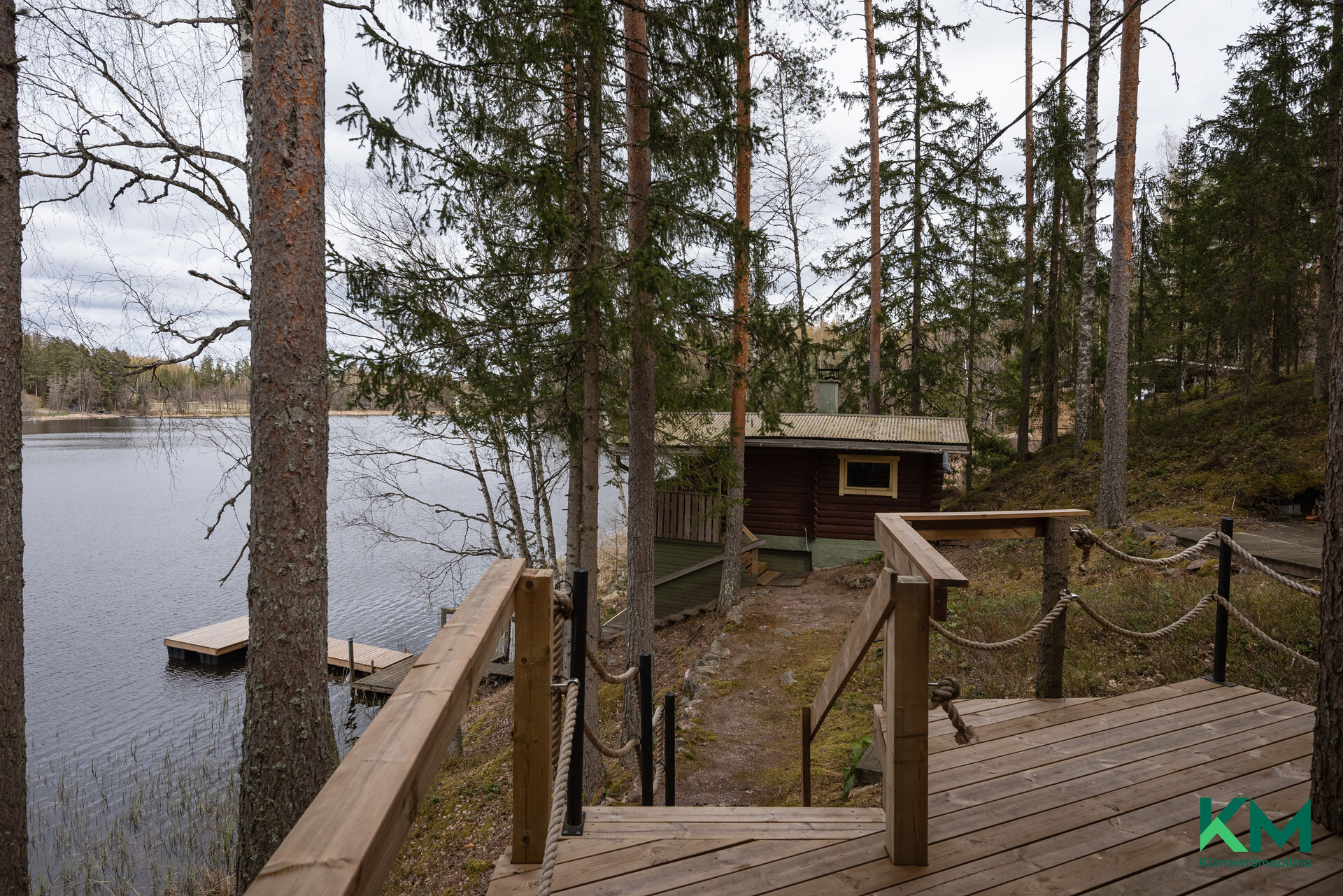 Näkymä kuistilta saunalle