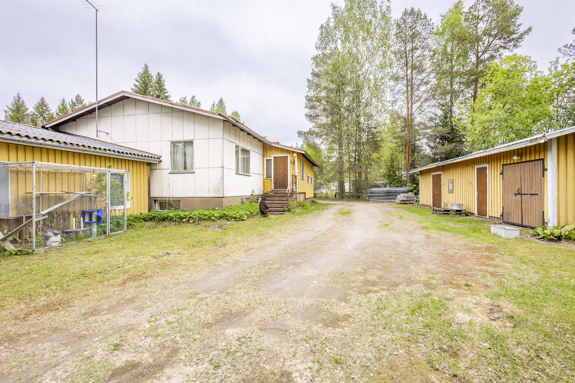Julkisivu, varasto