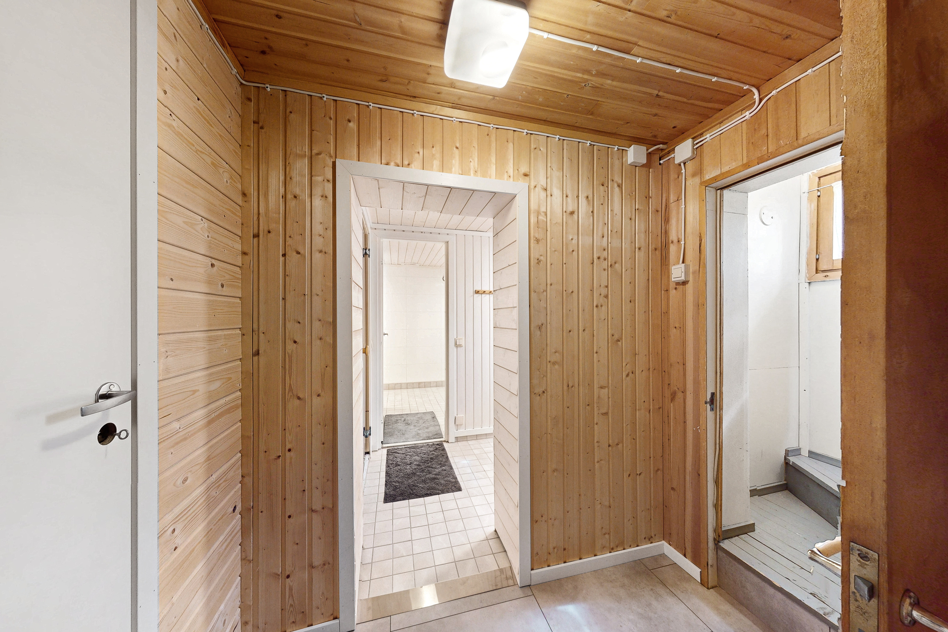 Kellarikerroksessa 2 varastotilaa, kylpyhuone ja sauna