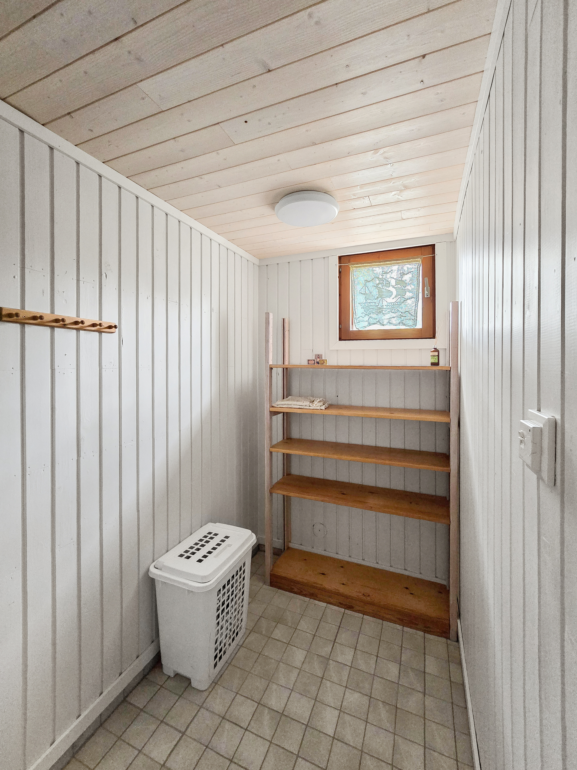 Alakerran pukeutumistila 