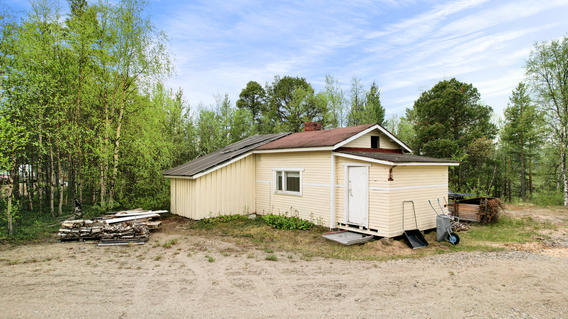 Purkukuntoinen piharakennus