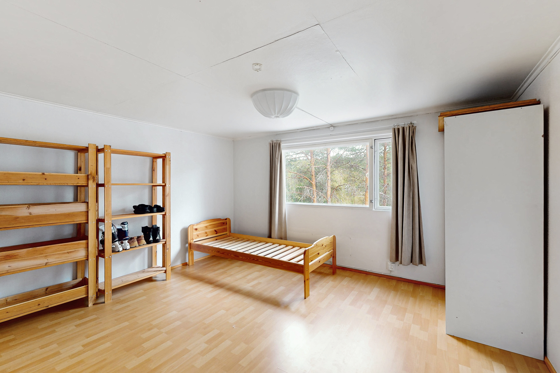 Toinen yläkerran makuuhuone