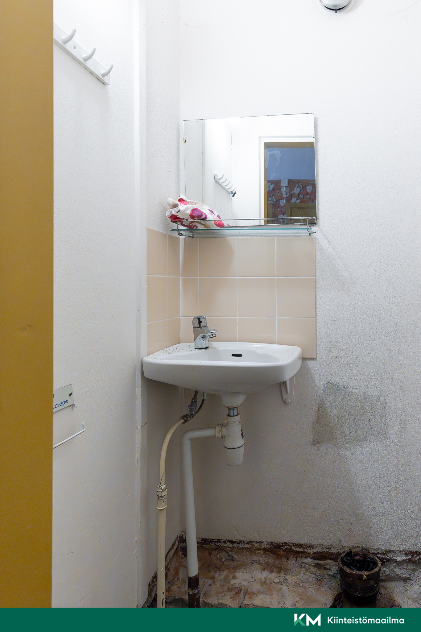 Yläkerran wc jossa tapahtunut aikaisemmin vesivahinko