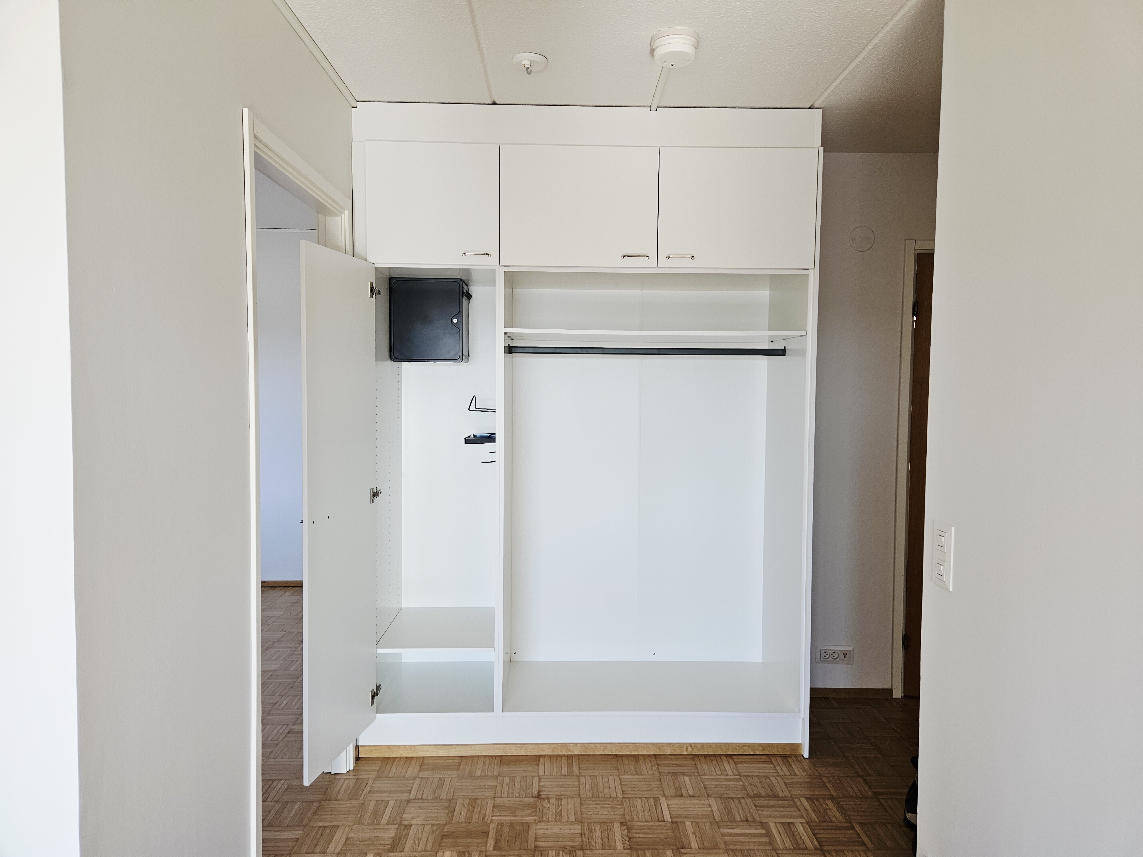 Kaappitilaa eteisessä