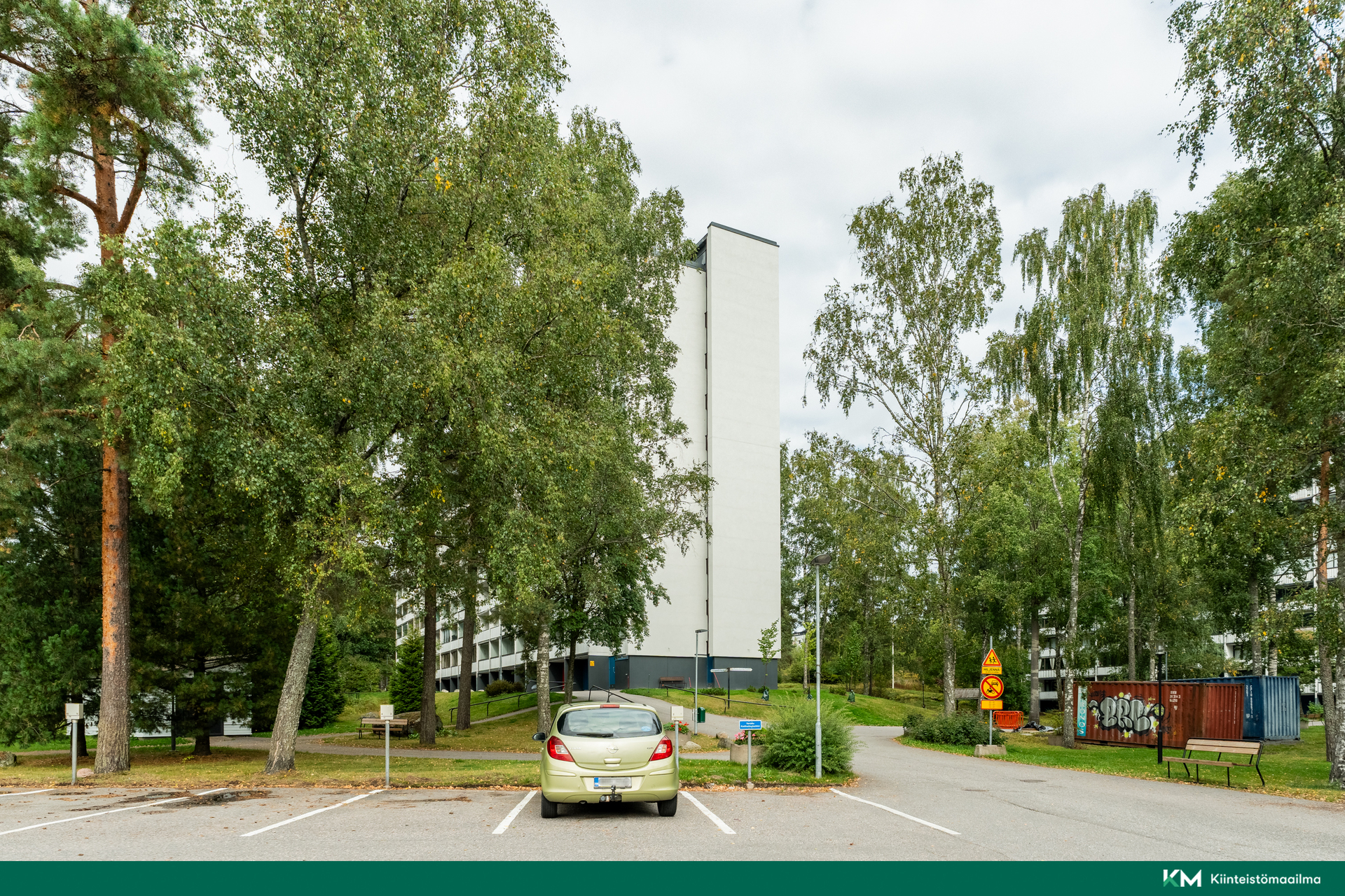 Talo Keinulaudantien suunnalta