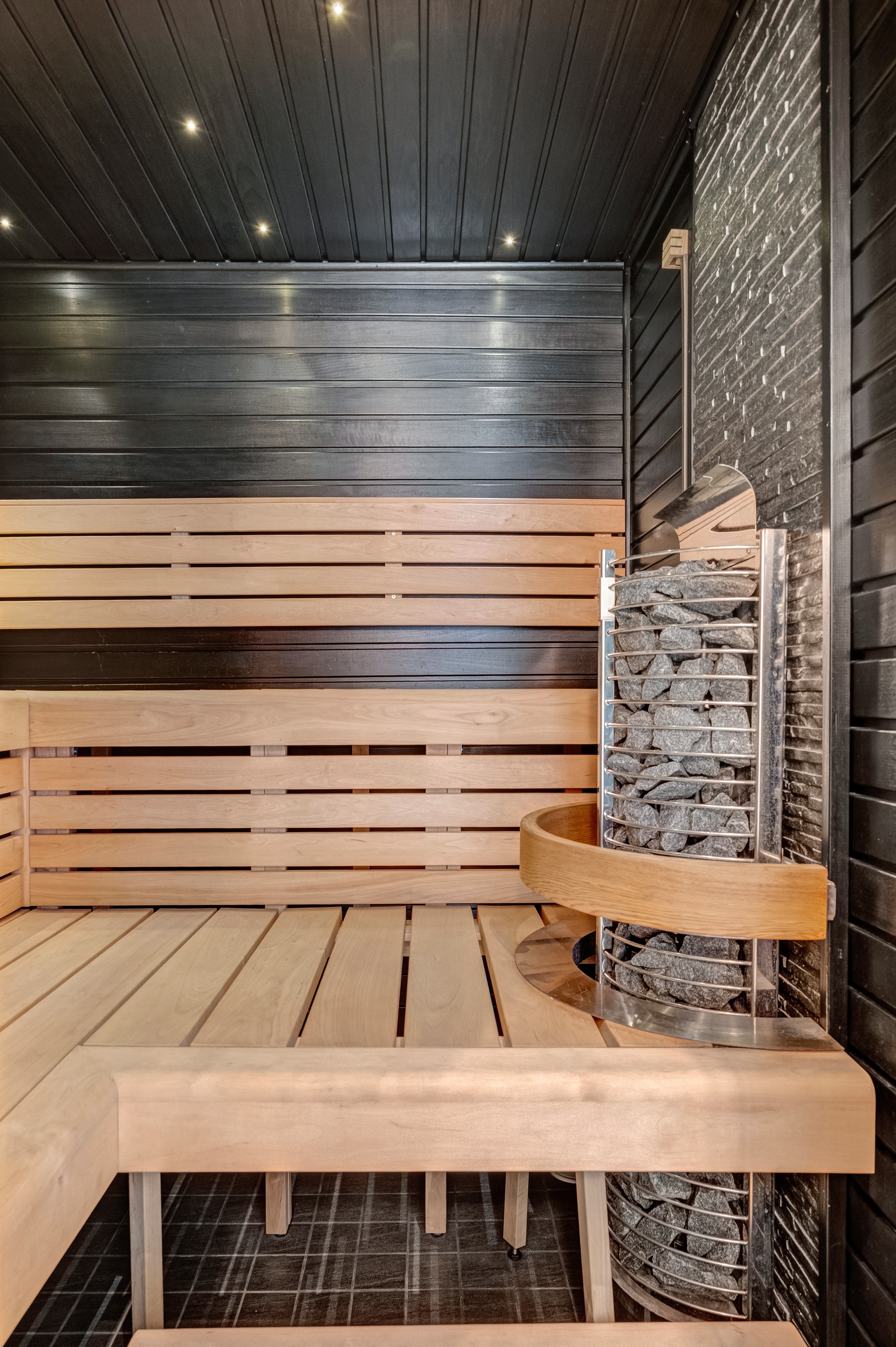 Kaunis, remontoitu sauna, jossa katossa tähtivalaistus.