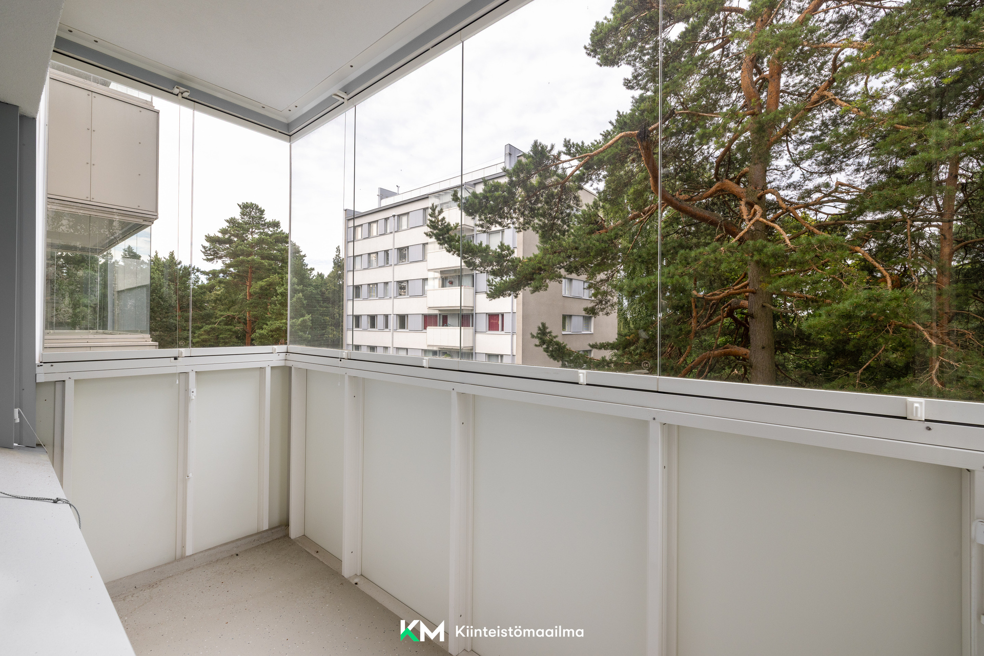 Tilava lasitettu parveke länteen