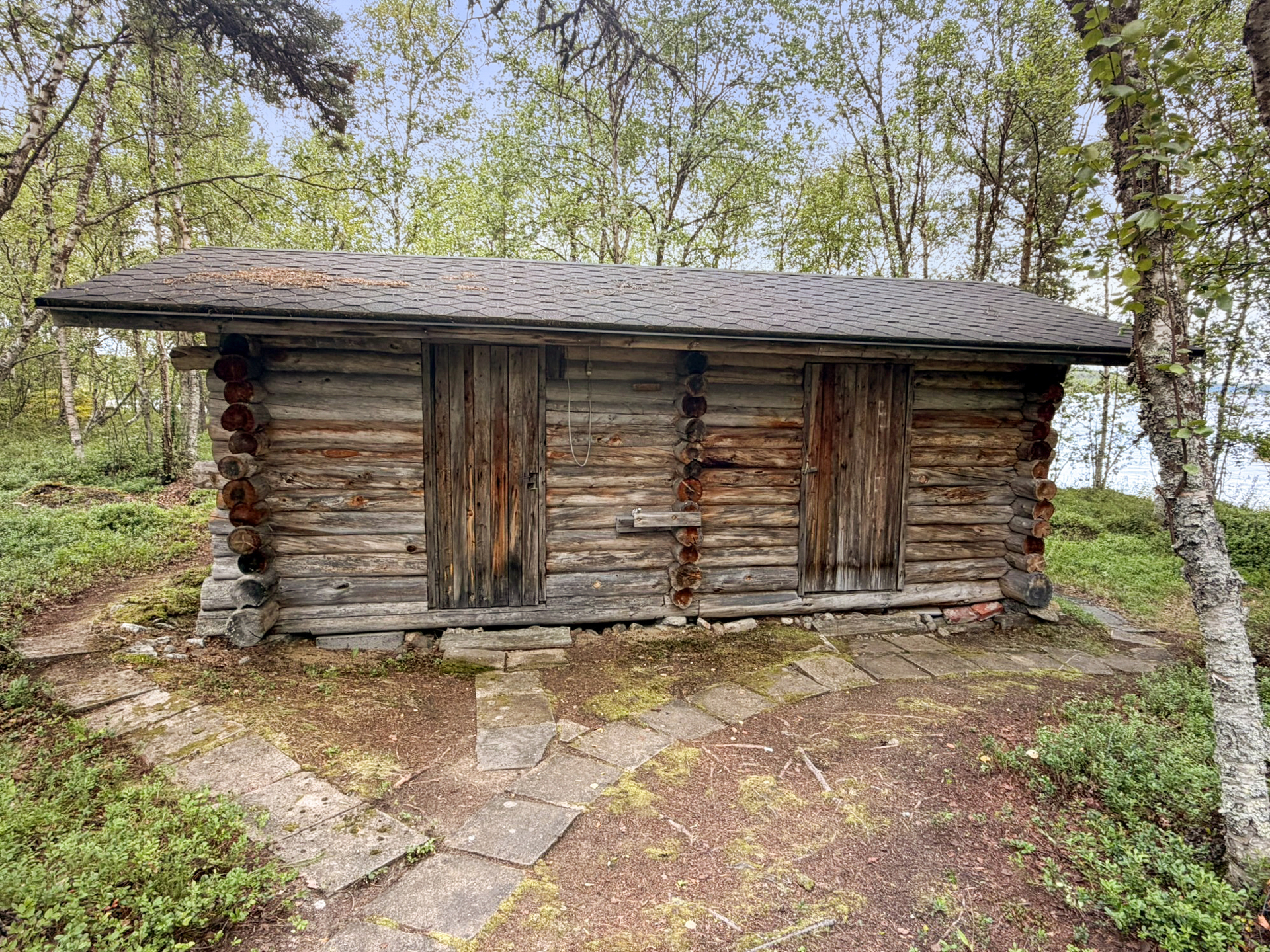 Varastorakennus, jossa vierastupa ja puuliiteri/ulko-wc