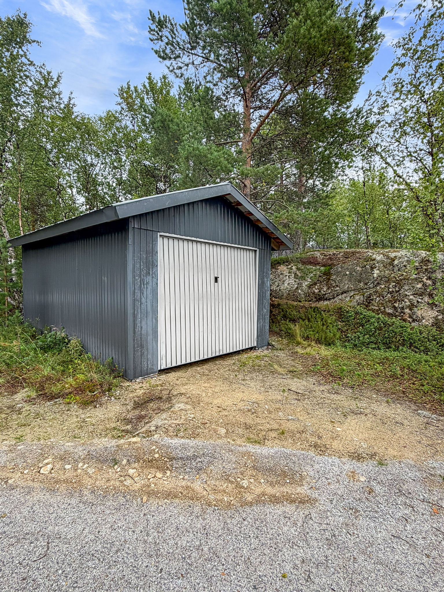 Mökkitien varrella peltihalli autolle