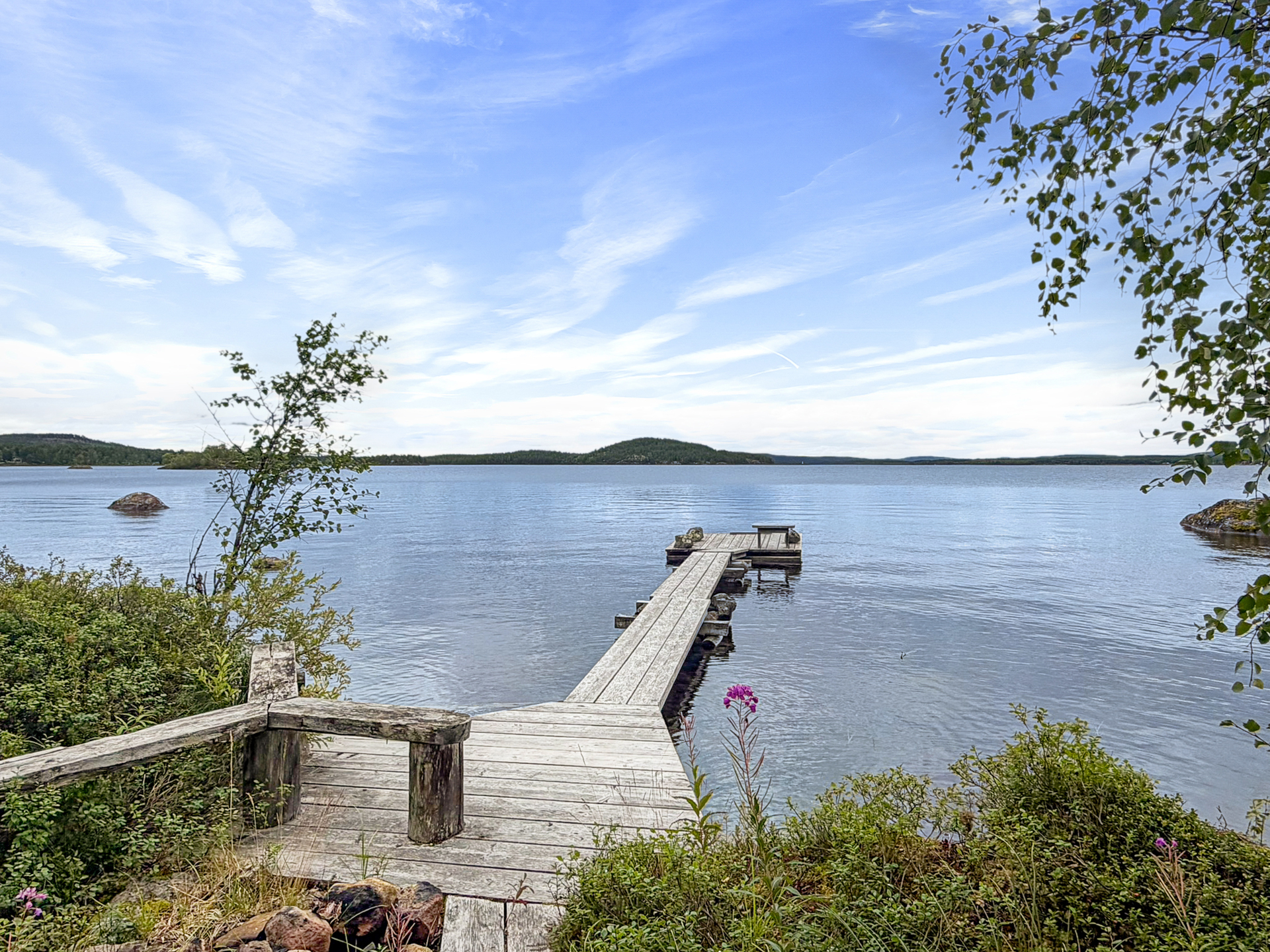 Rannassa pitkä laituri