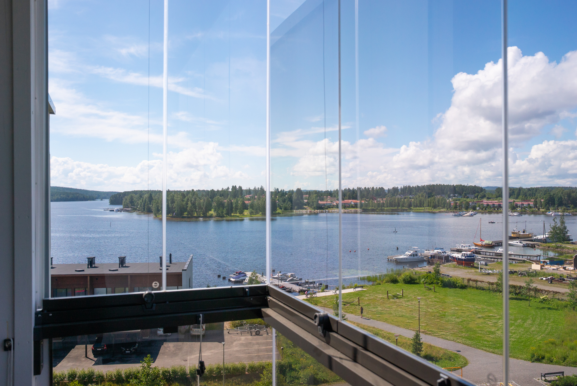 Lasitetulta parvekkeelta näkyy Päijänne