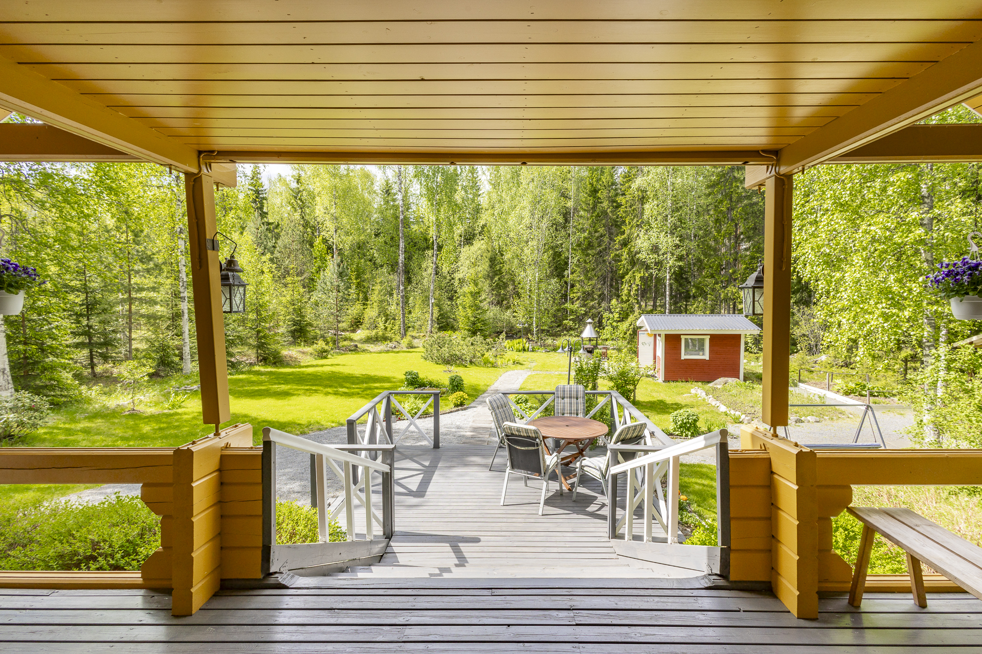 terassilta näkymät pihamaalle