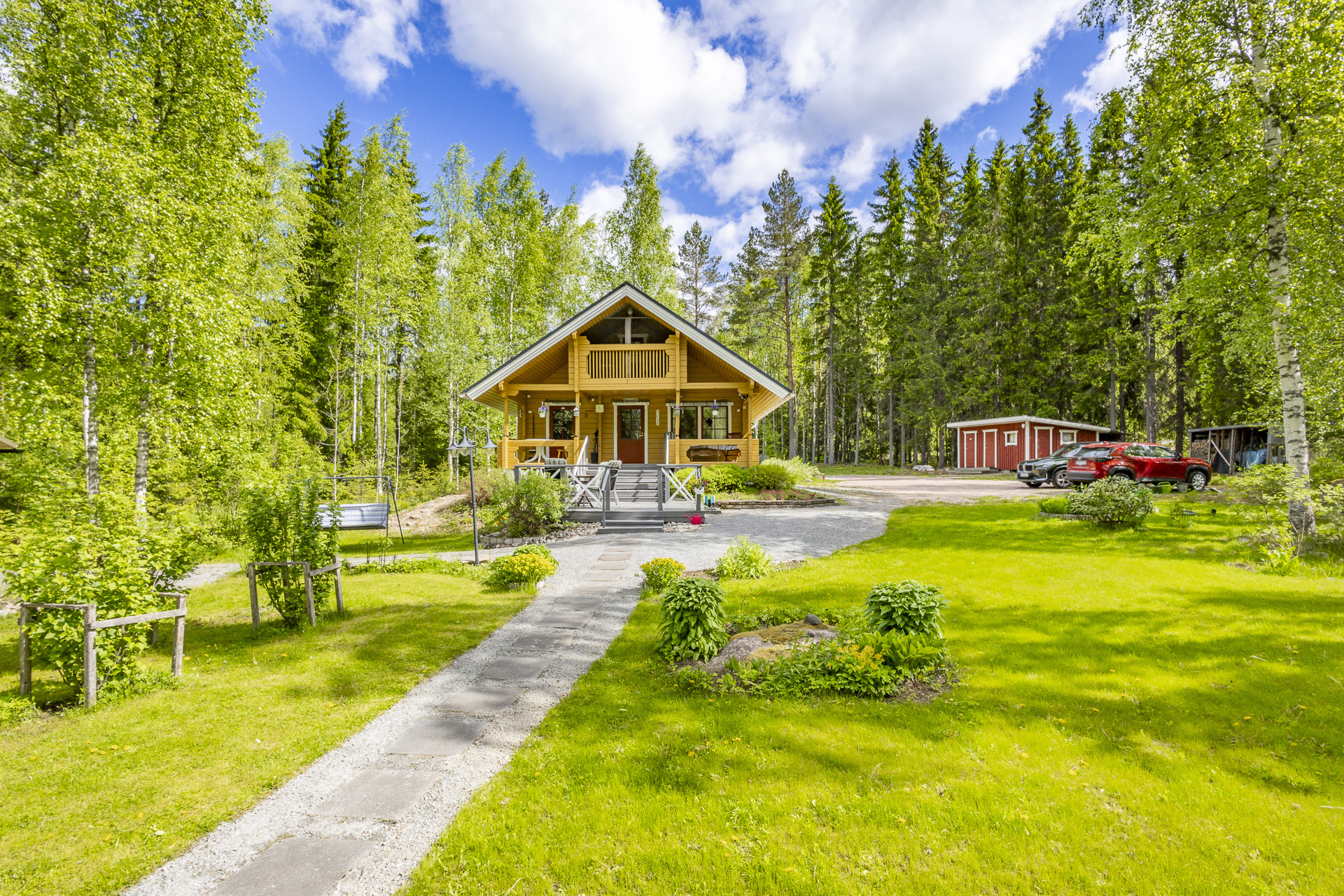 aurinkoinen ja hoidettu tontti