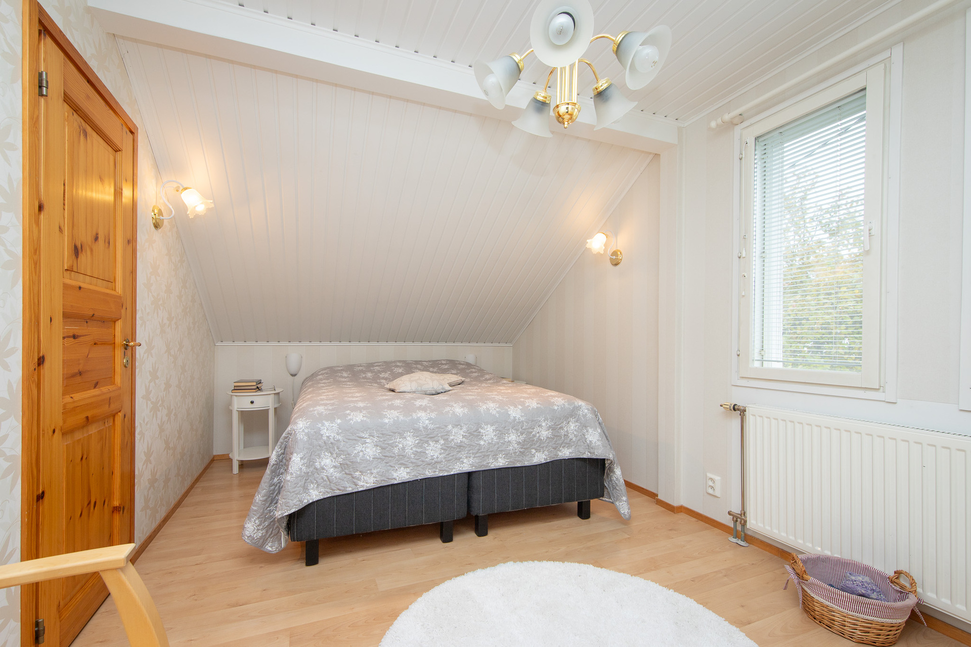 Makuuhuone 1, jonka vieressä vaatehuone