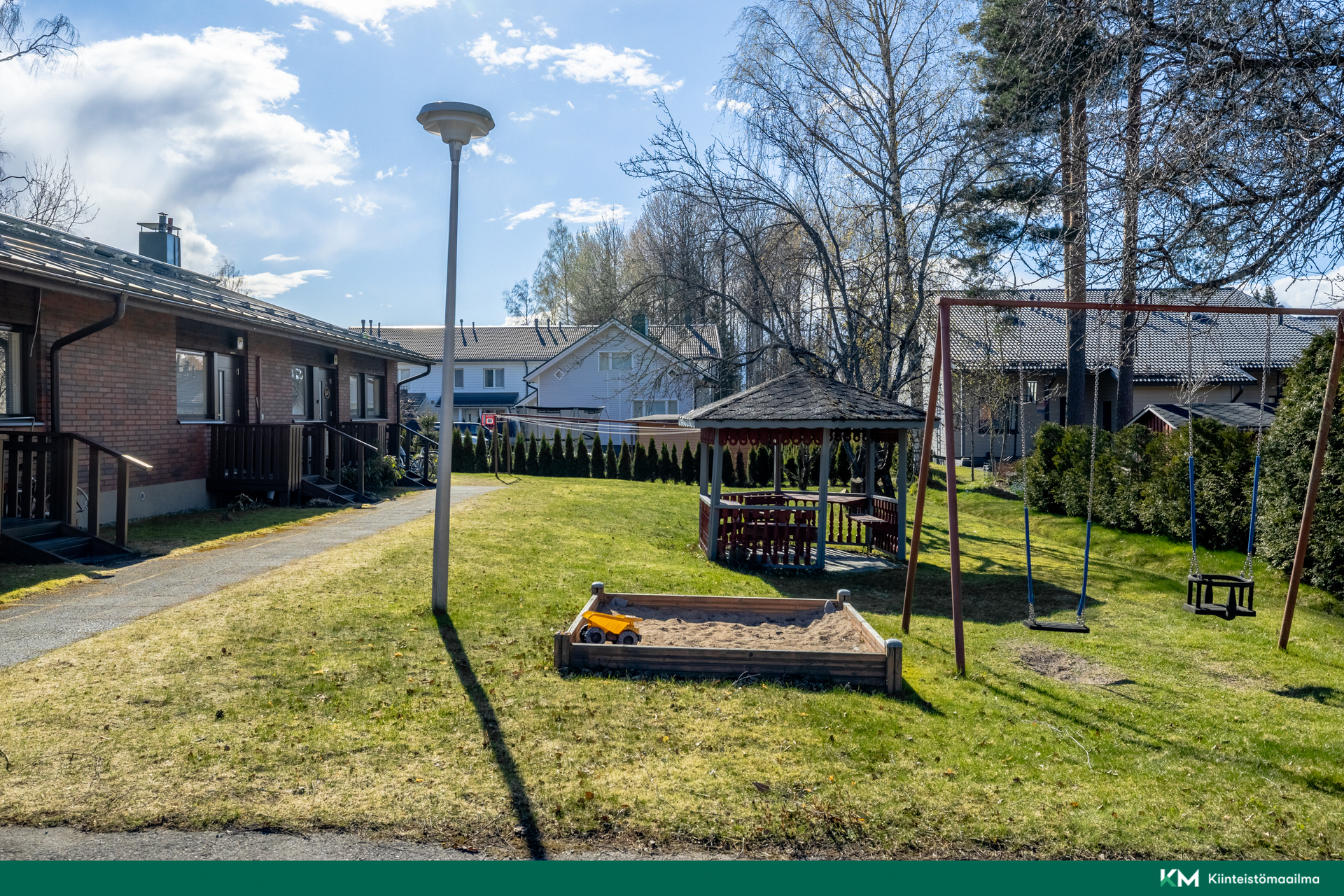 Taloyhtiön rauhallinen piha