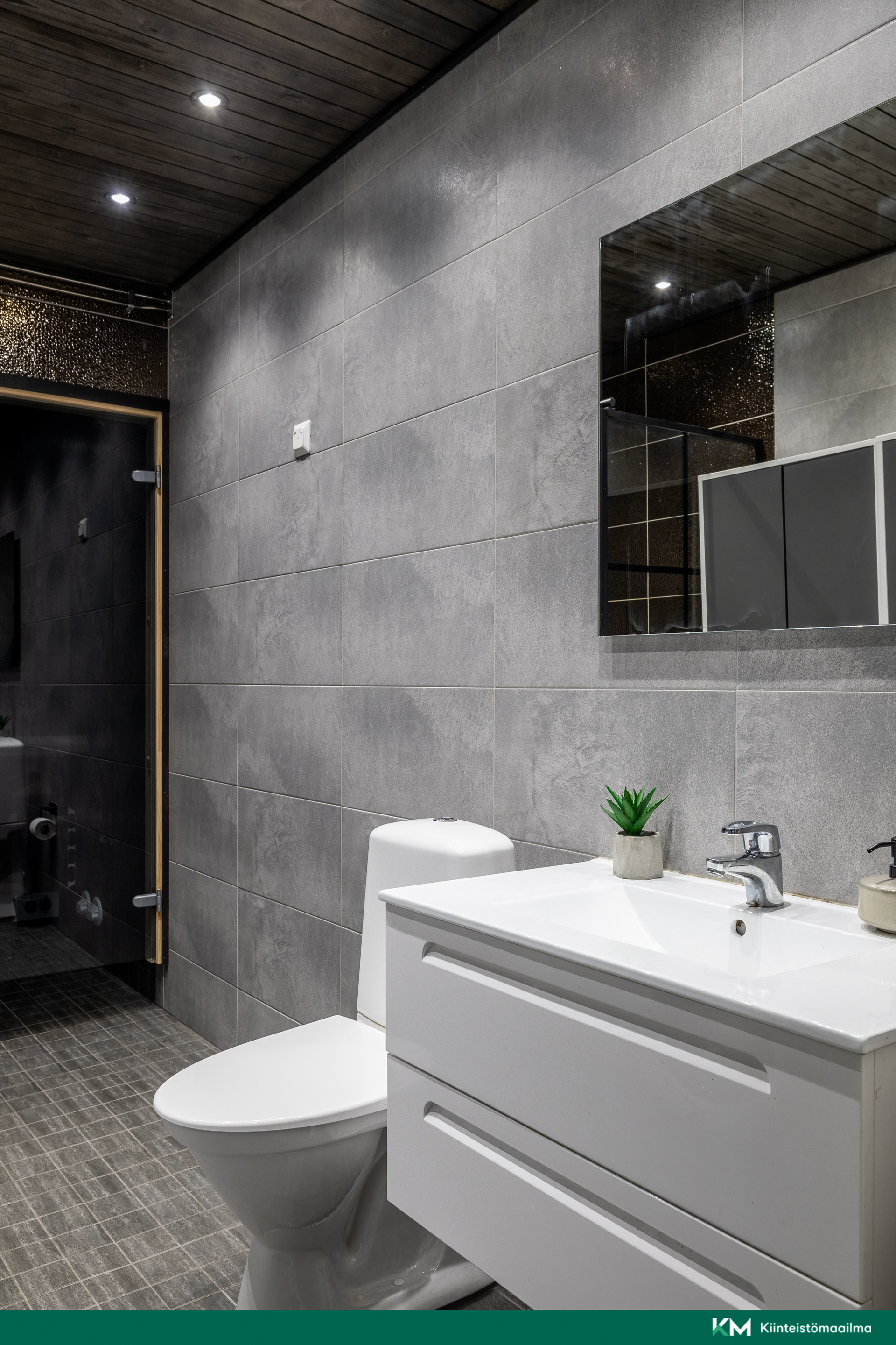 Kylpyhuone on varustettu lattialämmityksellä