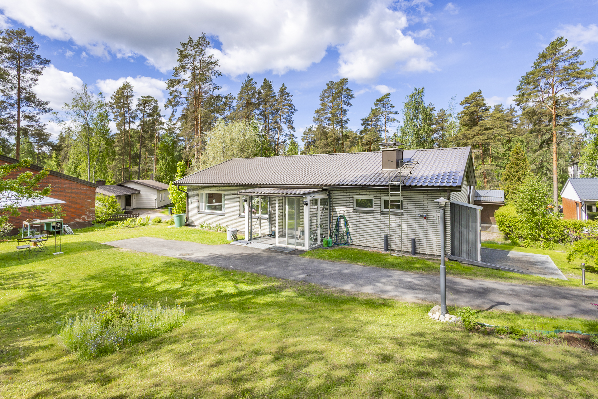 suuri suojaisa tontti
