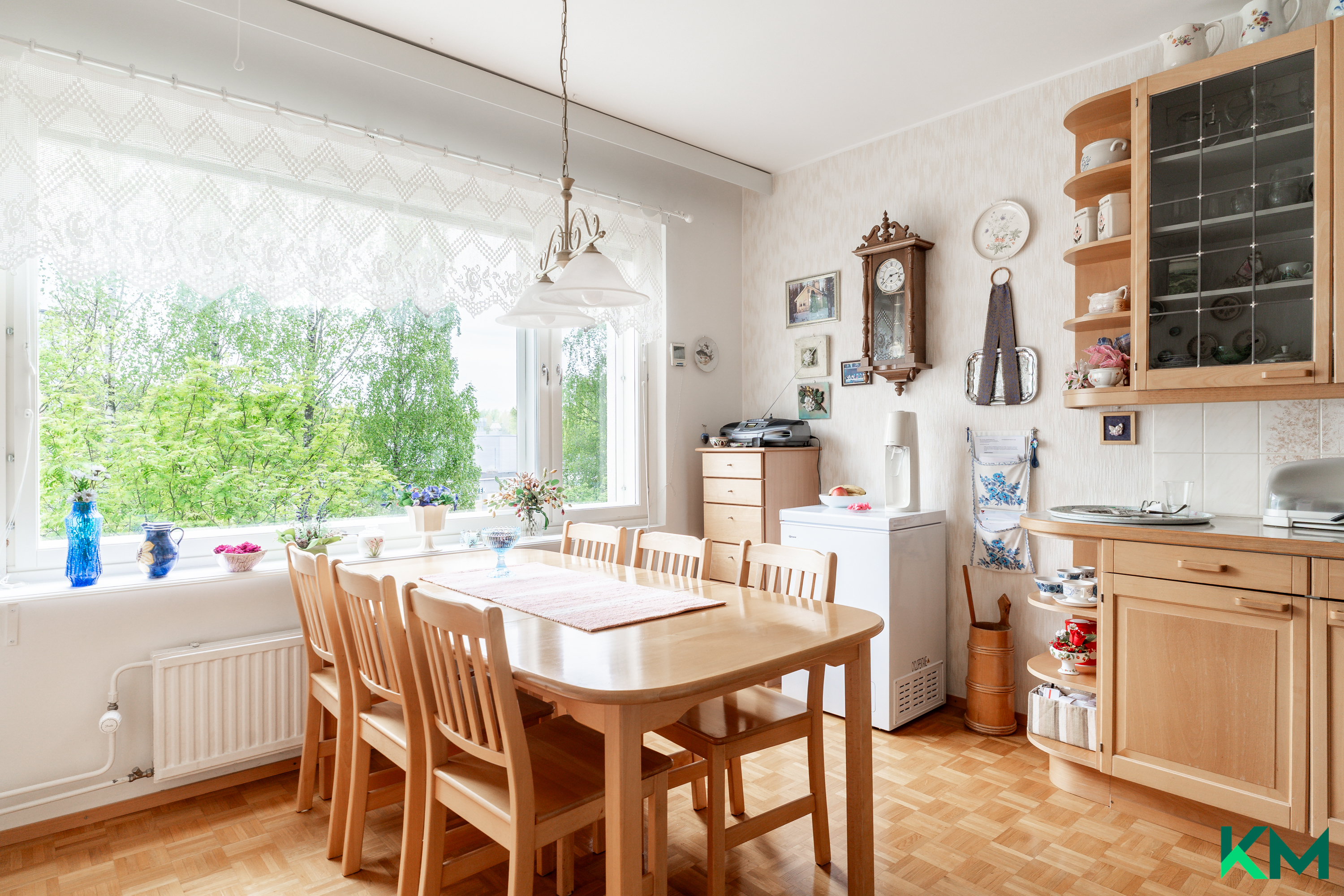 Keittiön jatkona ruokailutila myös isolle ruokapöydälle