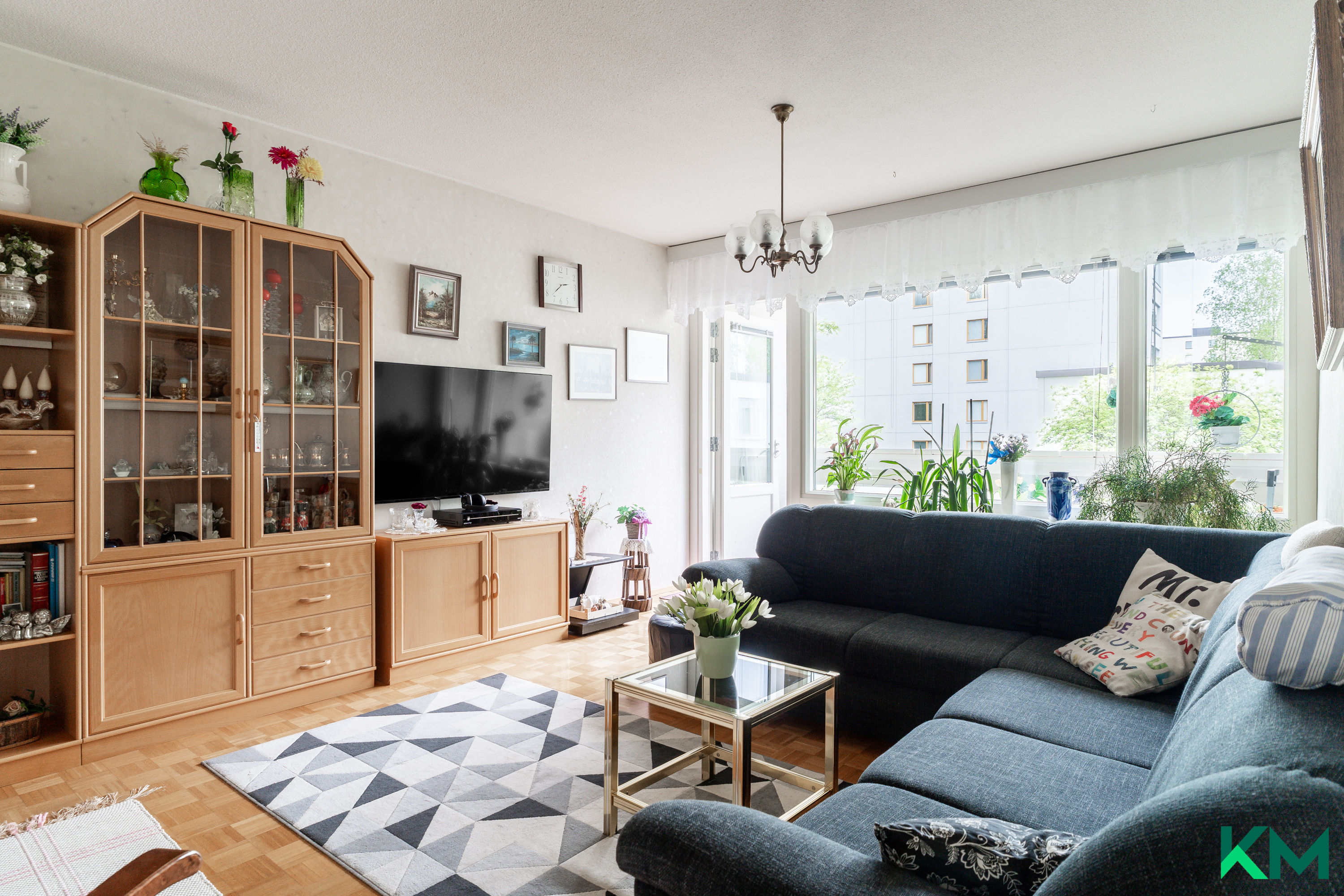Valoisa ja avara olohuone