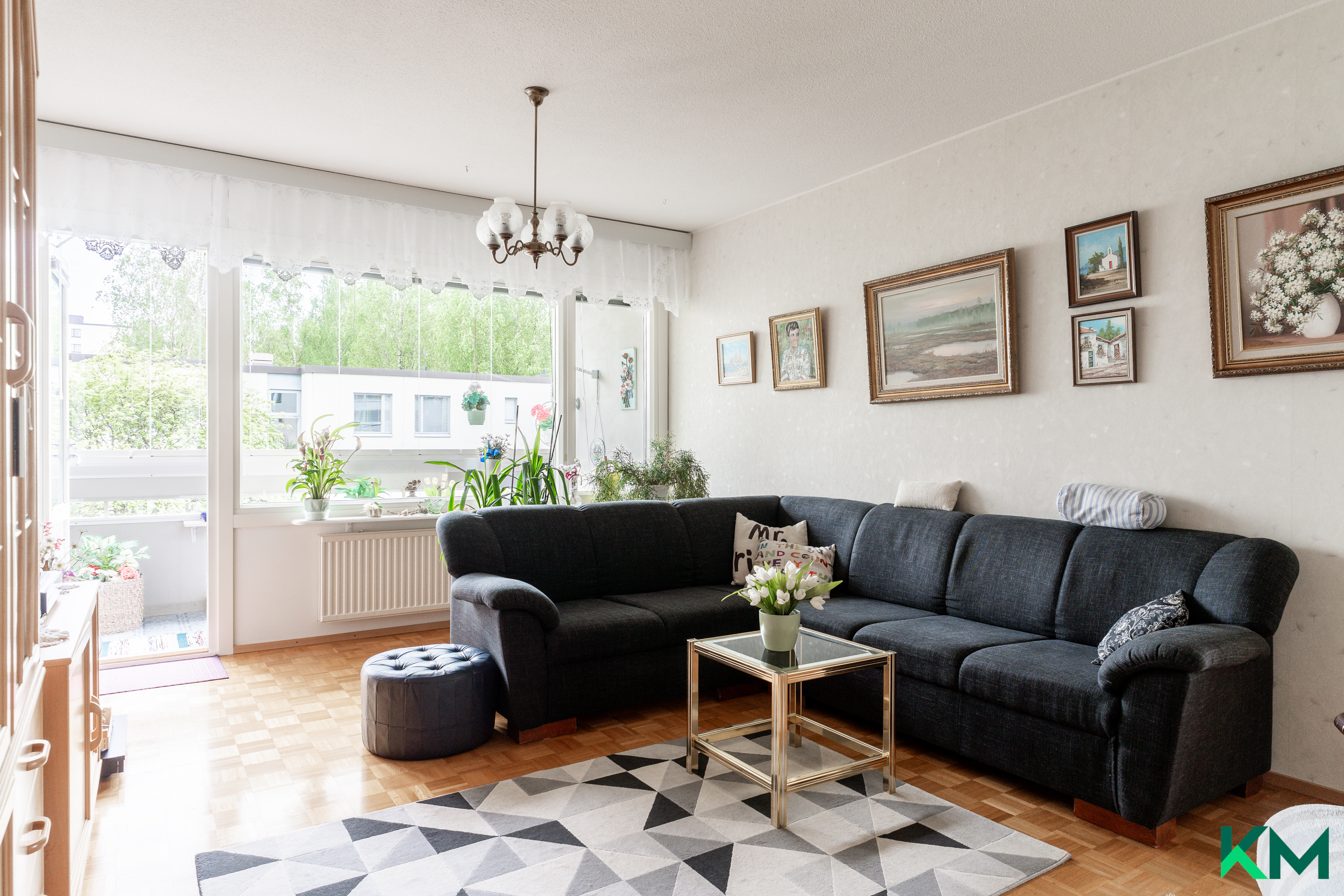 Olohuoneesta käynti lasitetulle etelä parvekkeelle