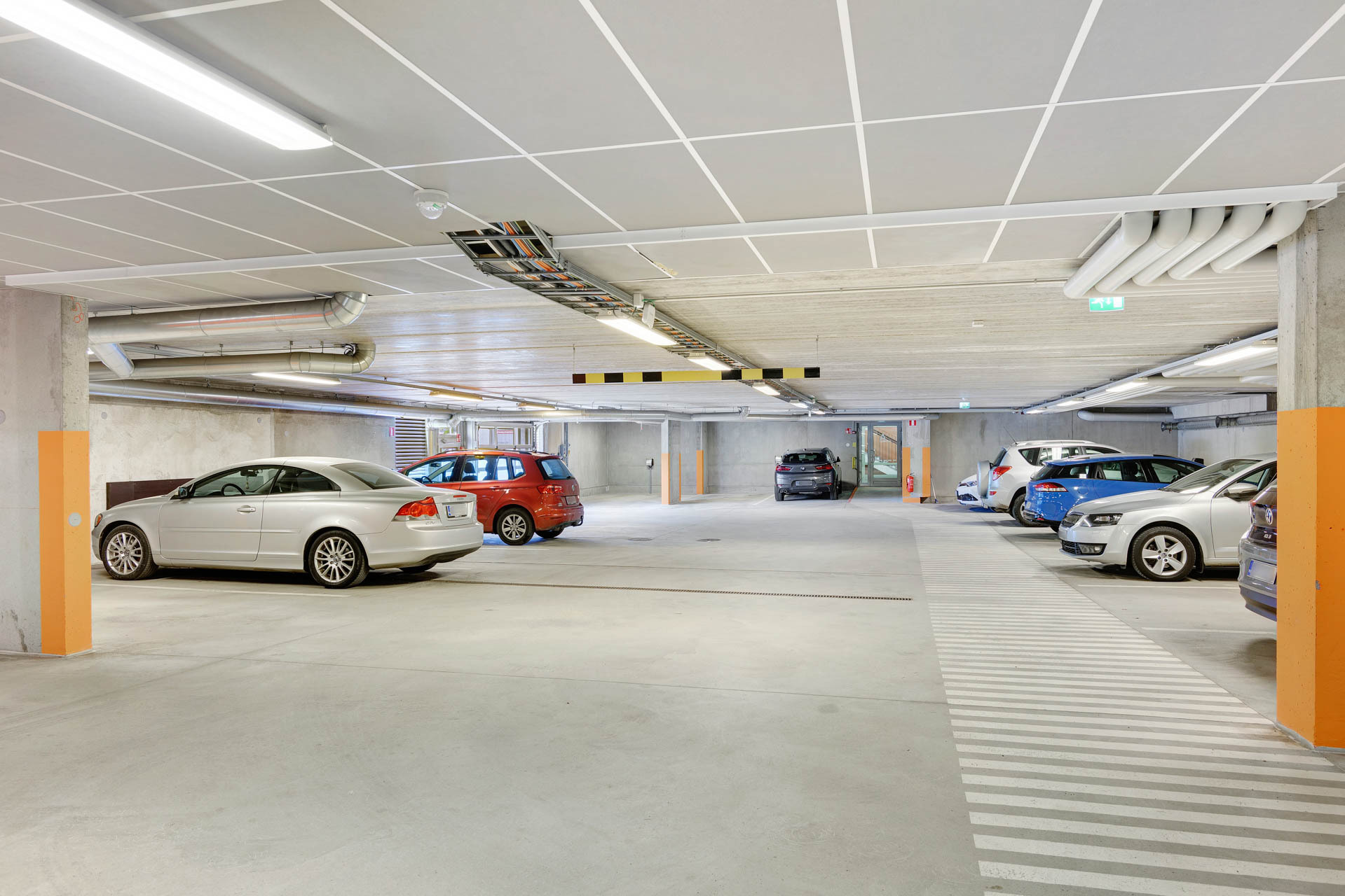 Hissillä pääsee parkkihalliin.  