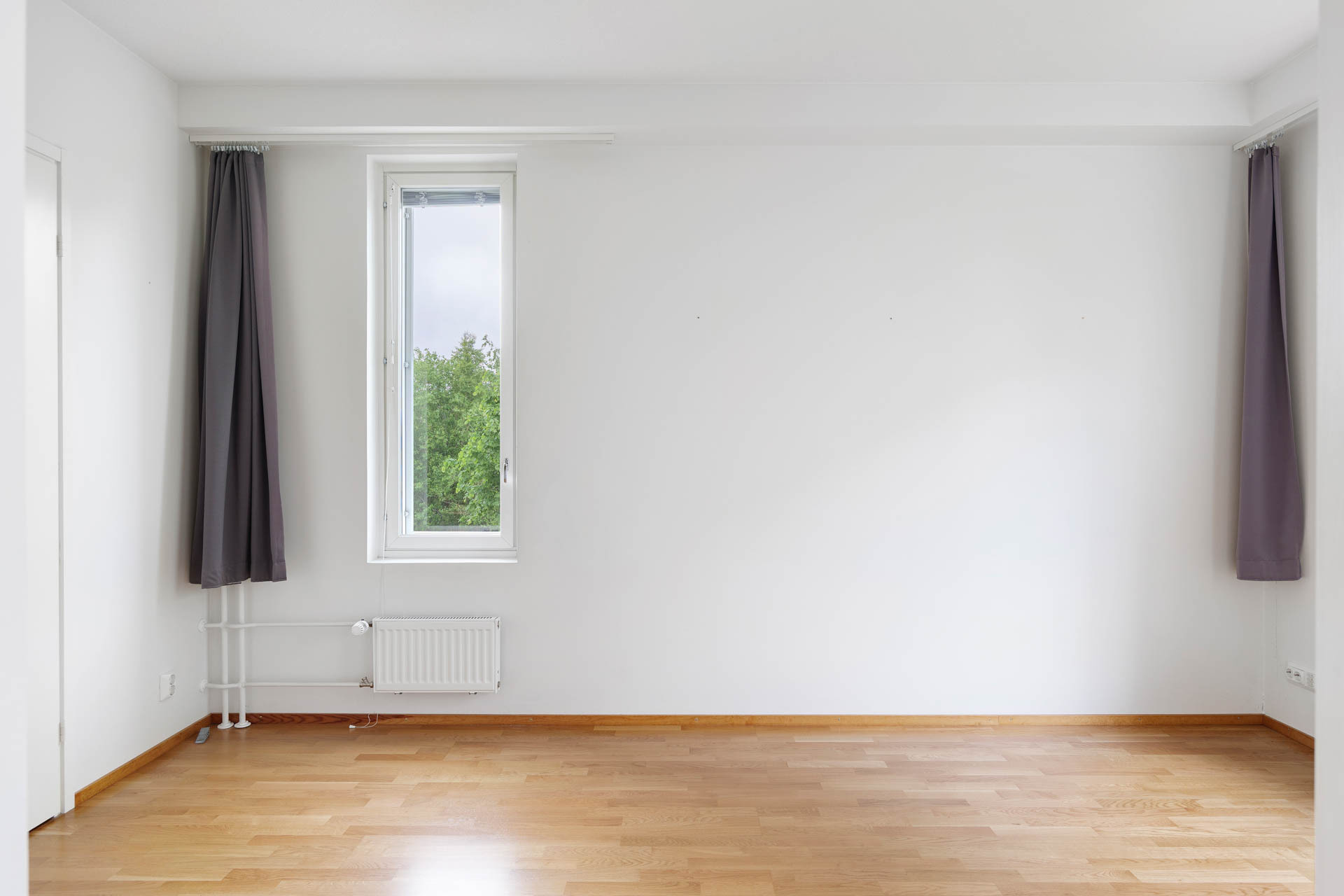 Päämakuuhuone, vasemmalla ovi vaatehuoneeseen.