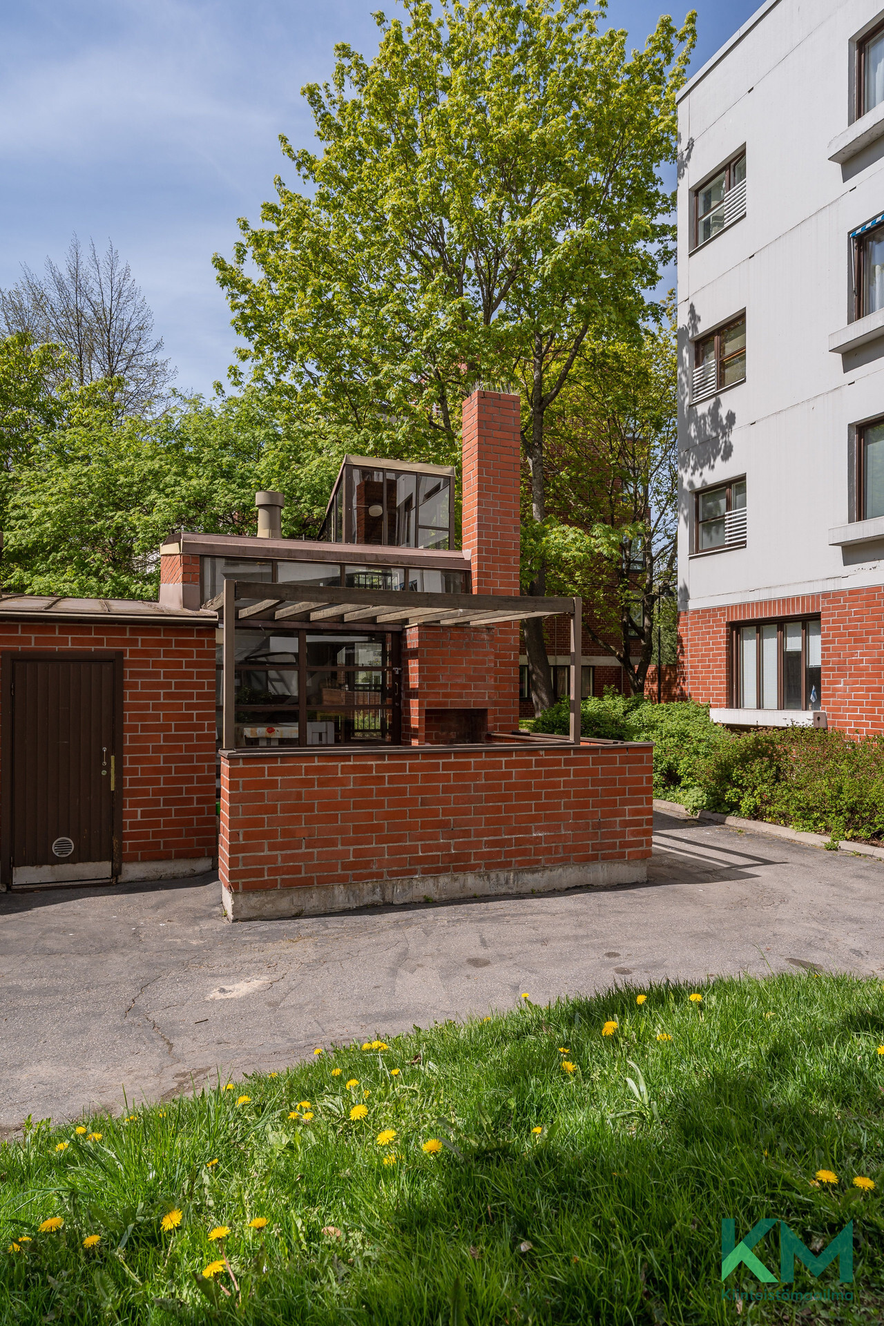 Yhtiön sisäpihan grillauspaikka