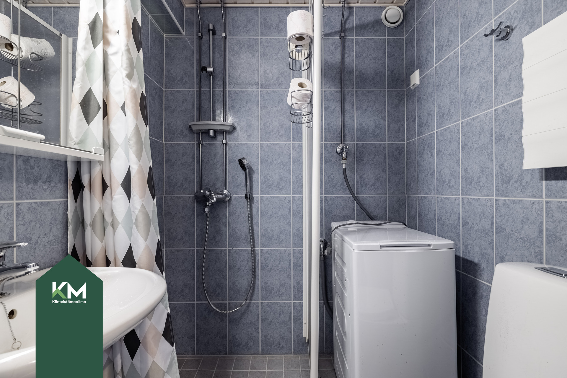 Kph/wc on laatoitettu ja siisti