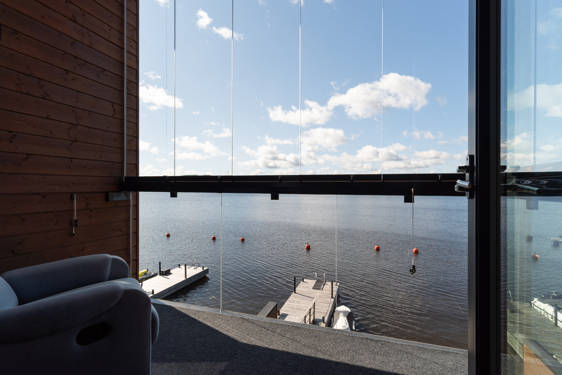 Päämakuuhuoneesta käynti lasitetulle parvekkeelle