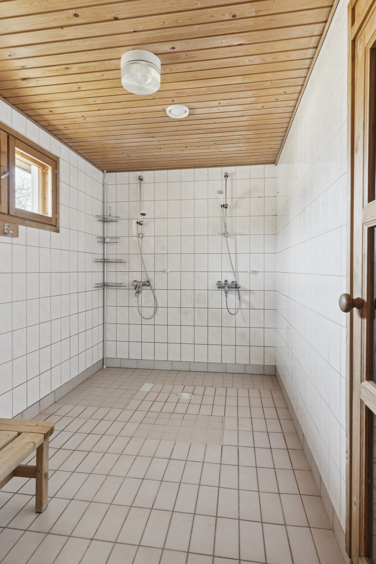 Huoltorakennuksen suihkutila