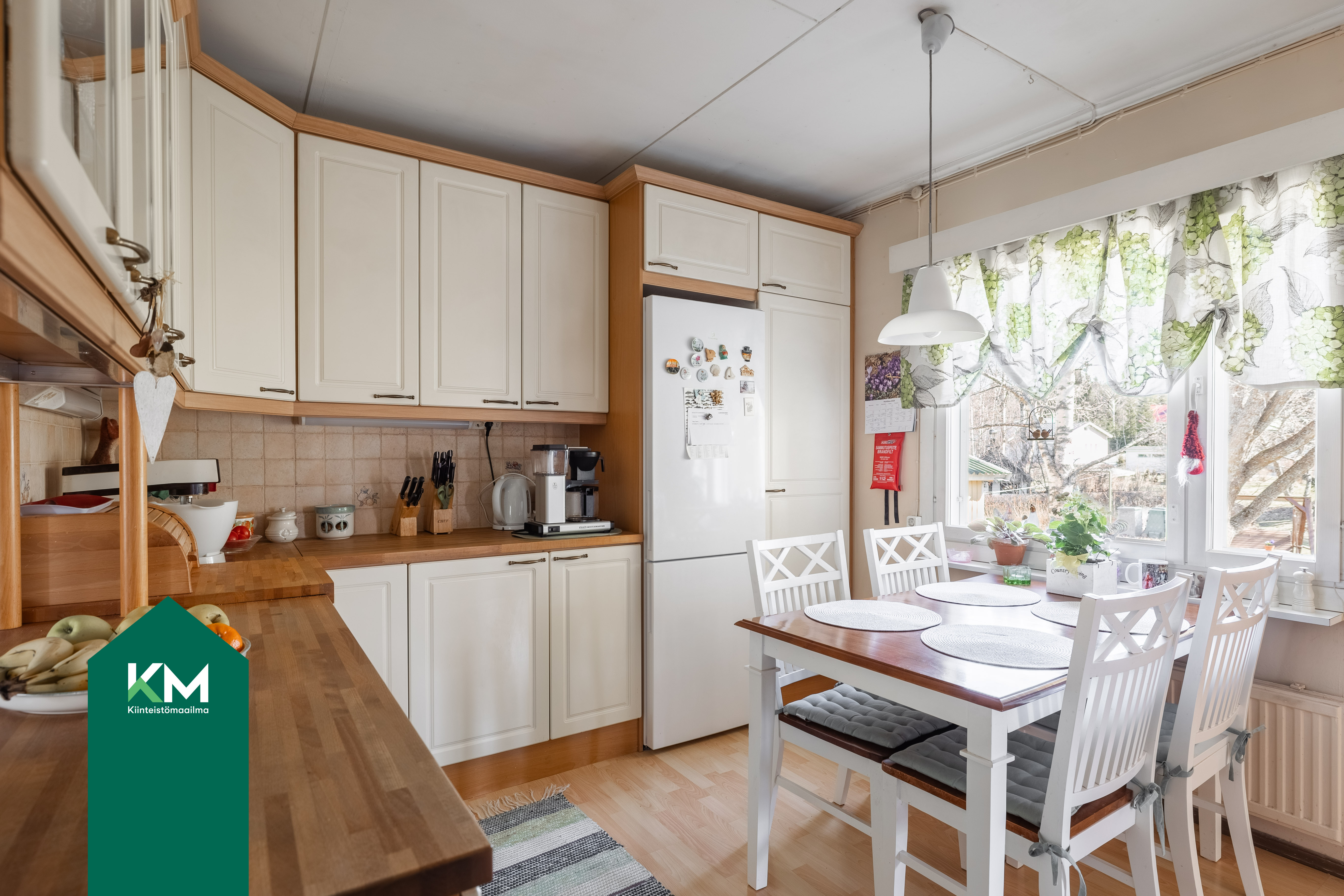 Keittiöön mahtuu ruokapöytä