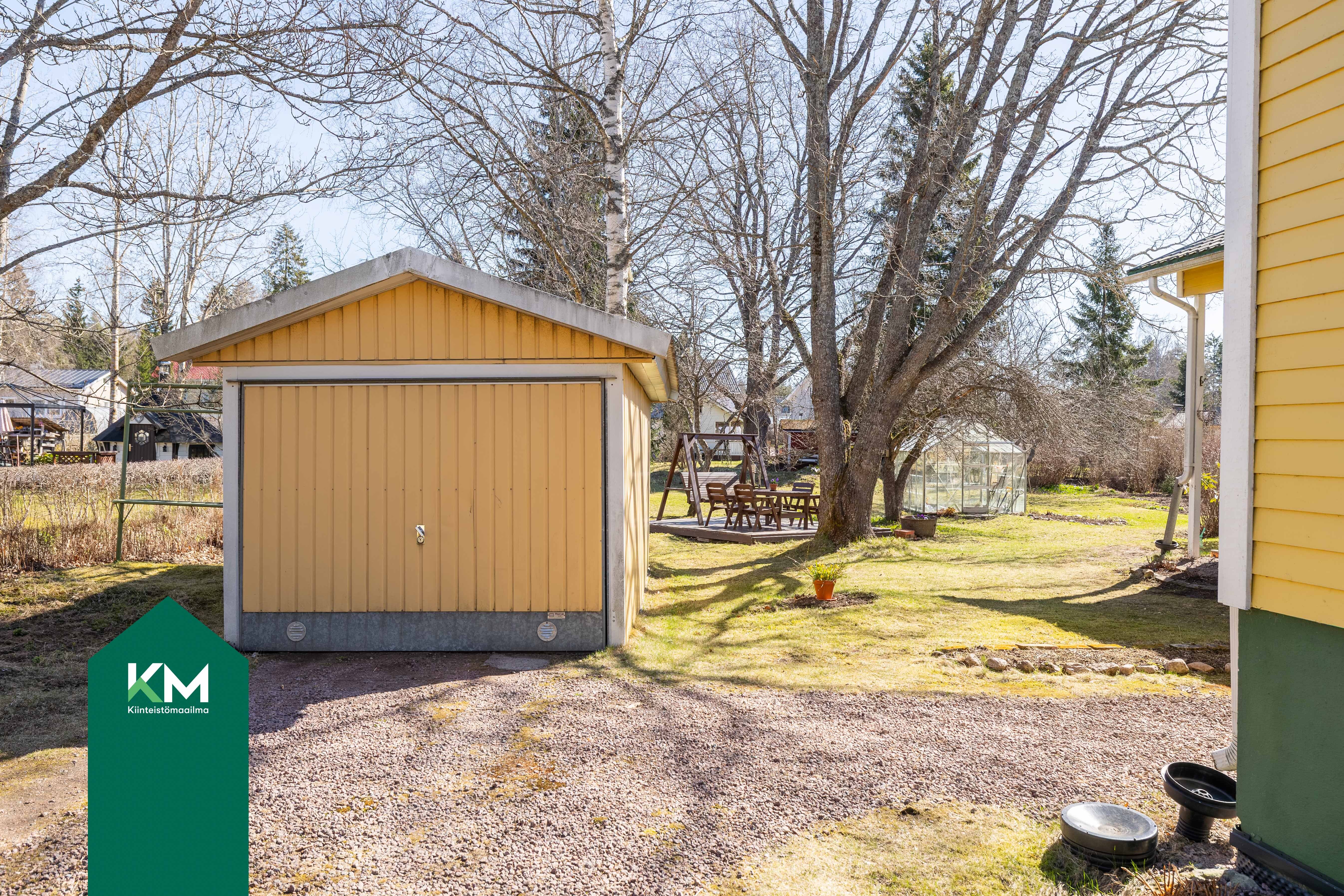 Kevytrakenteinen autotalli on rakennettu 1986