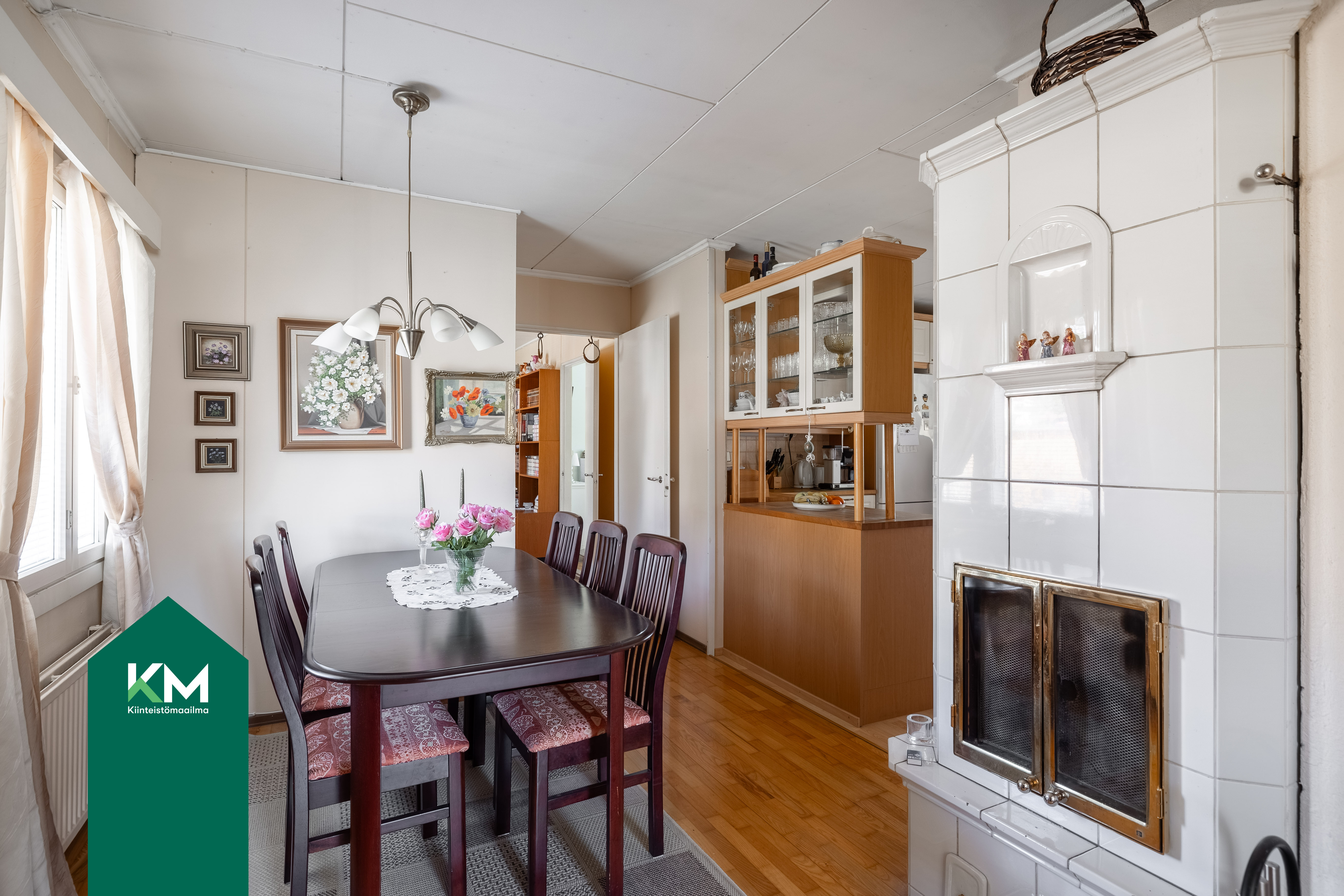 Ruokailutilan ja olohuoneen välissä on varaava takka