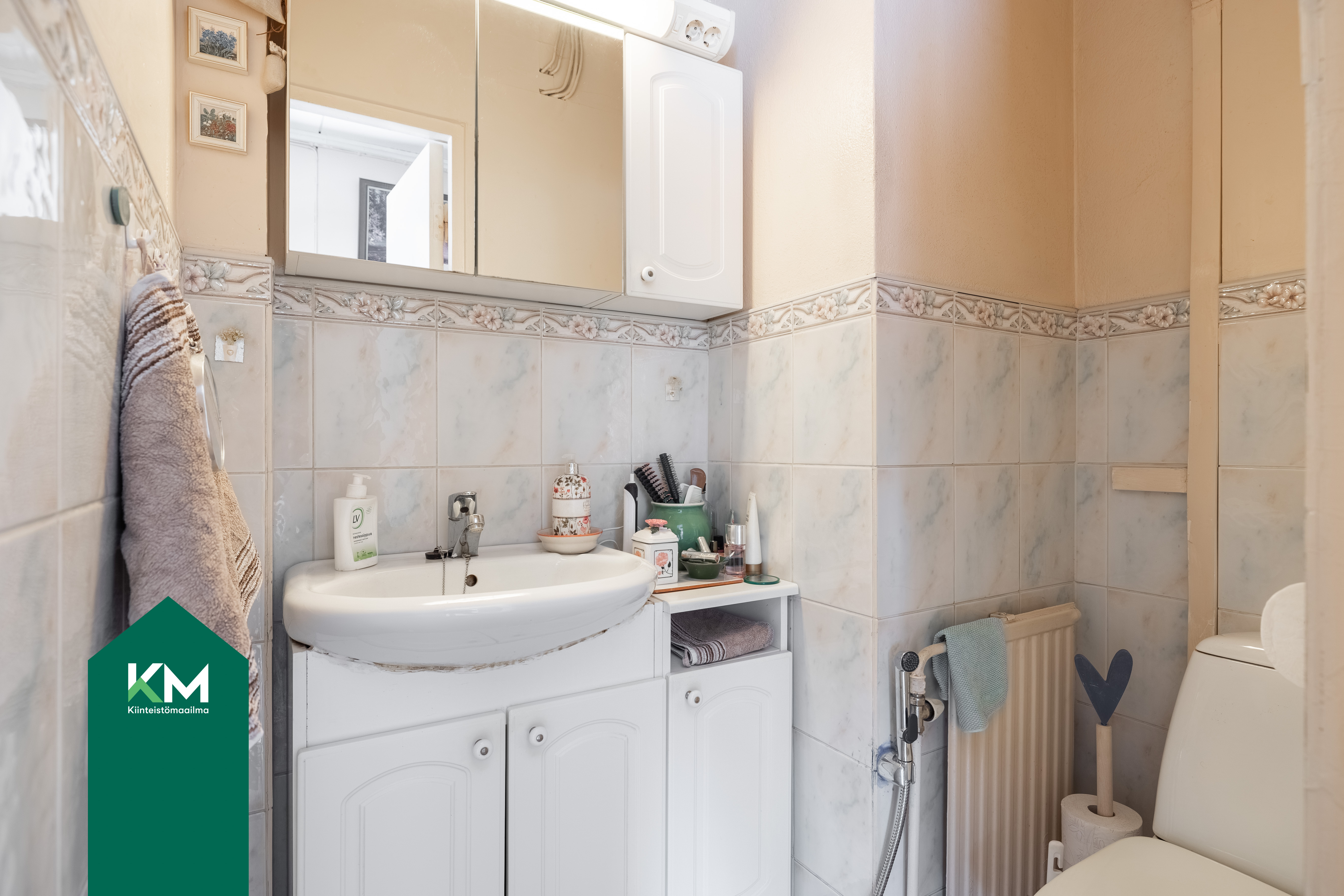 WC on pesuhuoneen yhteydessä