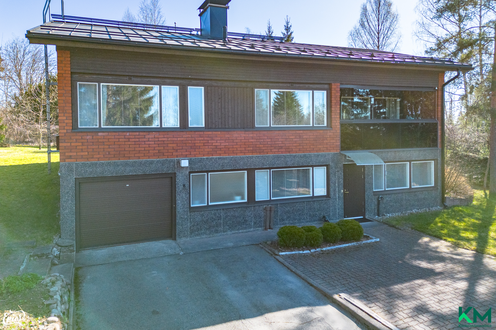 Autotalli sähköisellä nosto-ovella