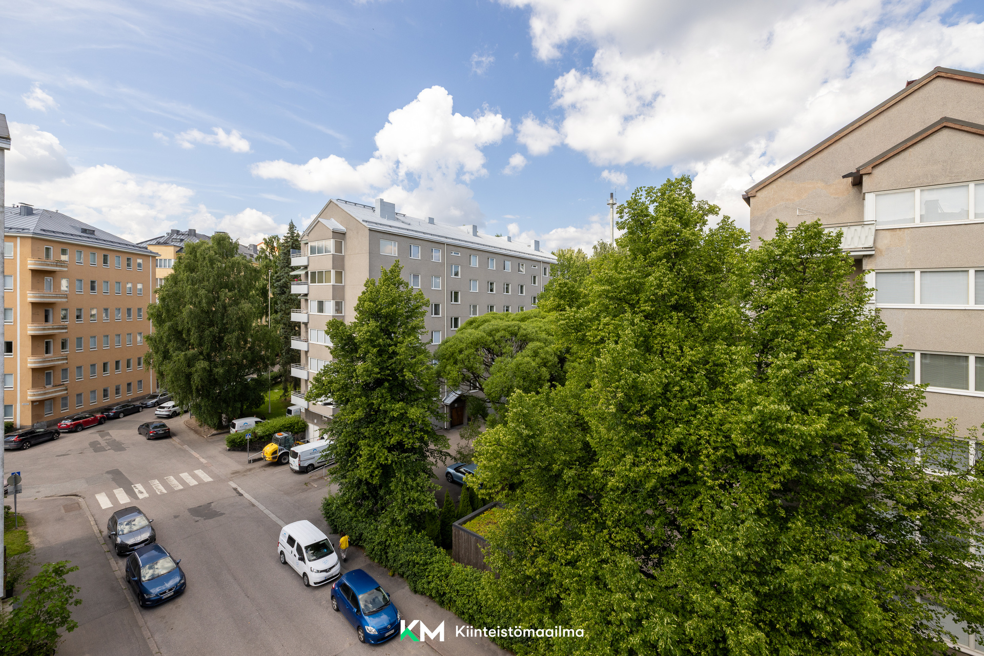 Ikkunanäkymiä Perustielle
