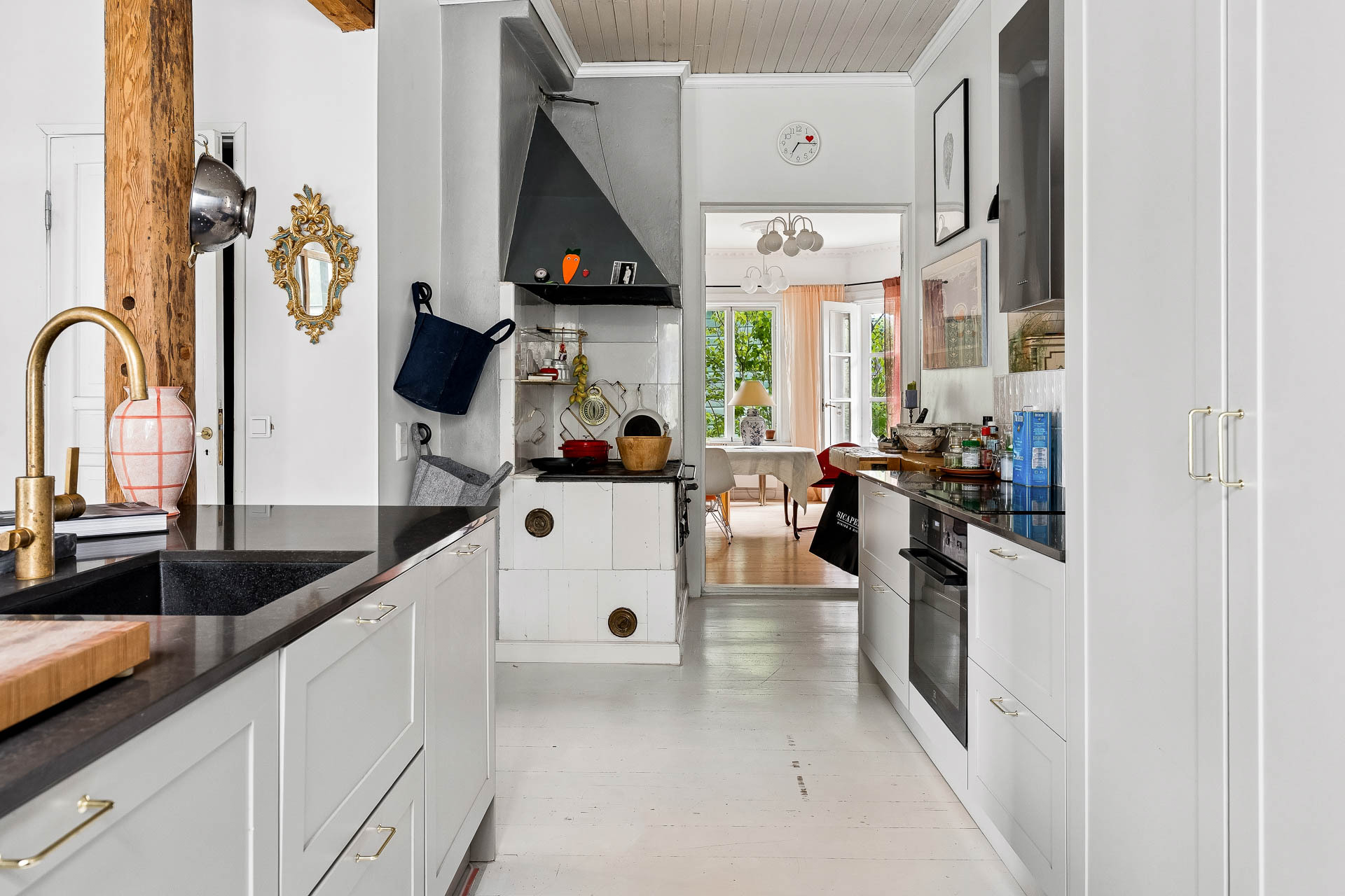 Keittiö, puuhella