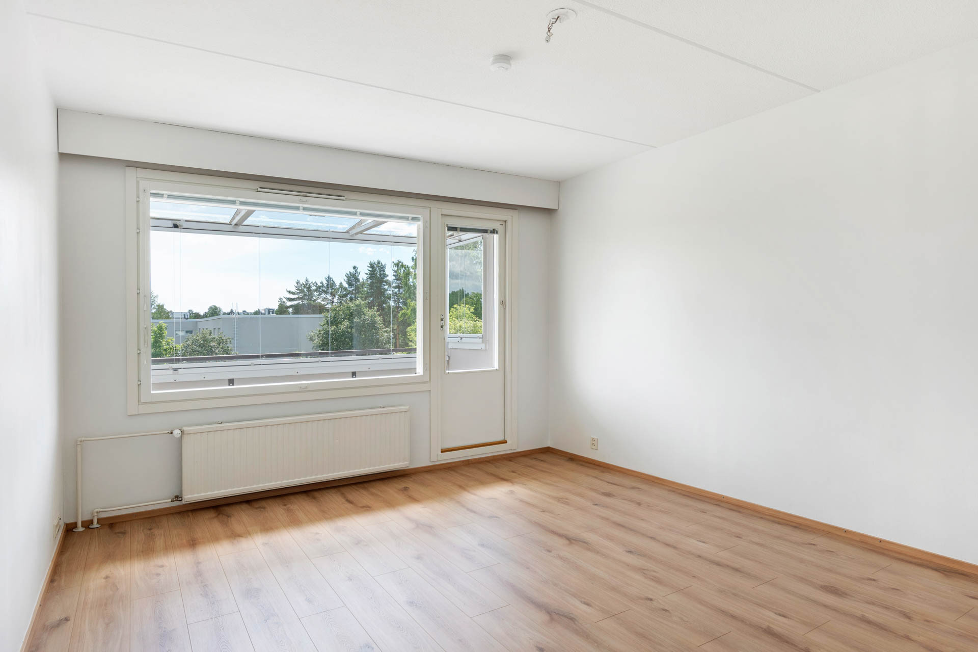 Käynti lasitetulle parvekkeelle