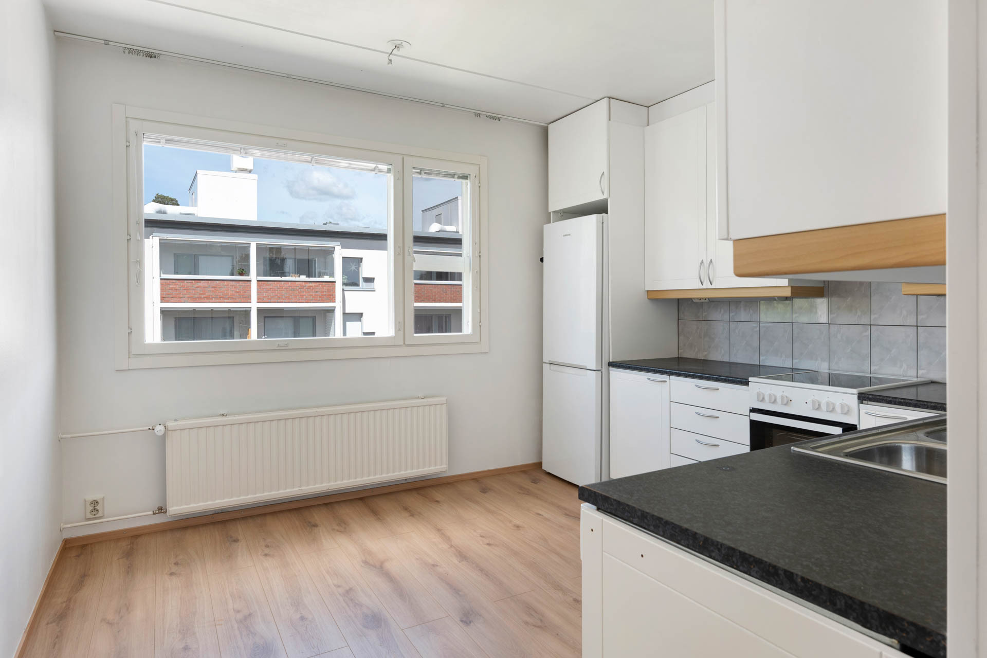 Keittiö on tilava ja sinne mahtuu vaikka 6 hengen ruokapöytä