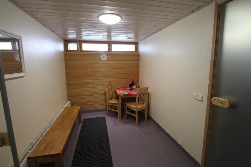 Taloyhtiön saunatilan pukuhuone