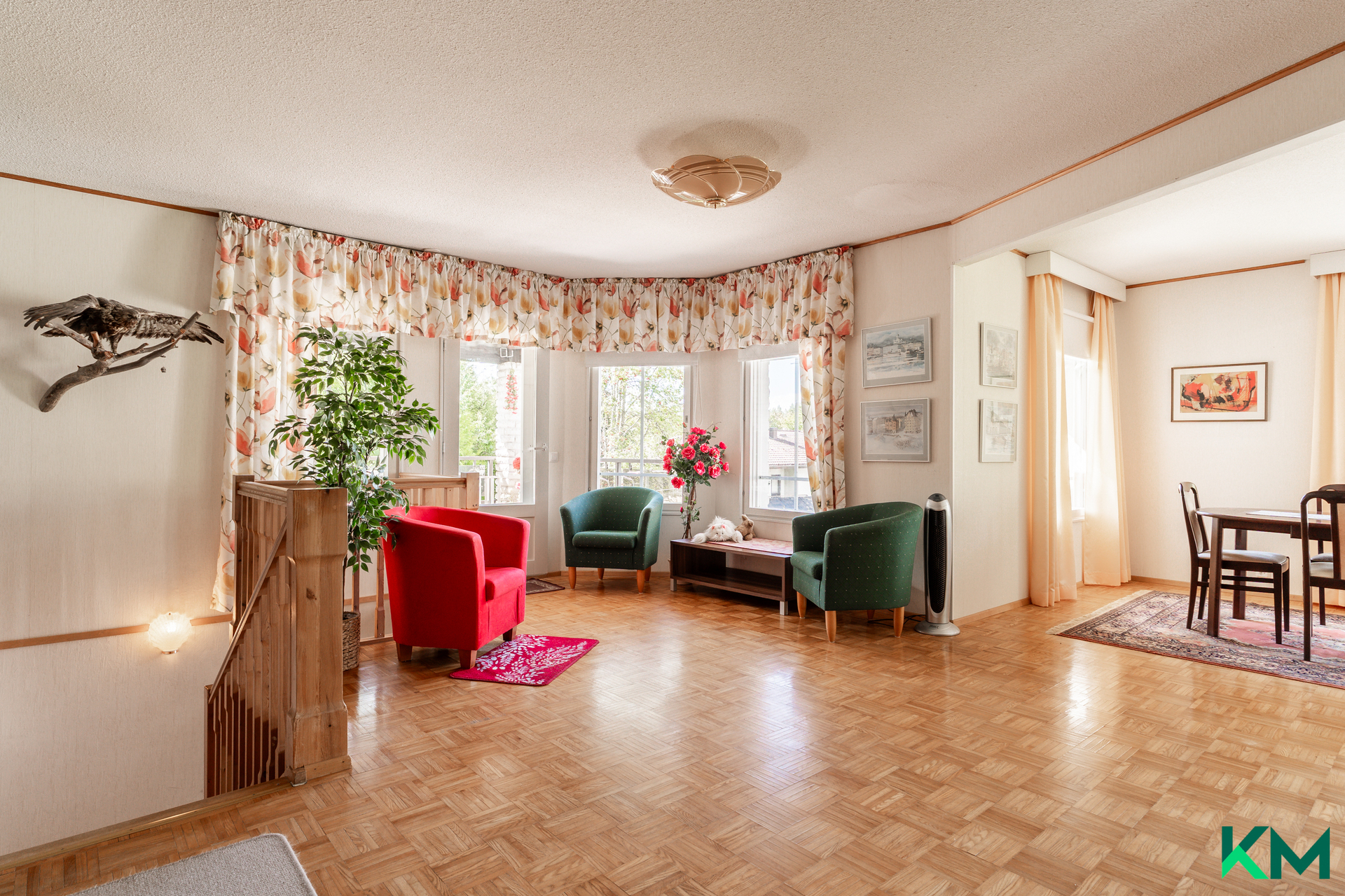 Yläkerran aula/olohuone tilaa