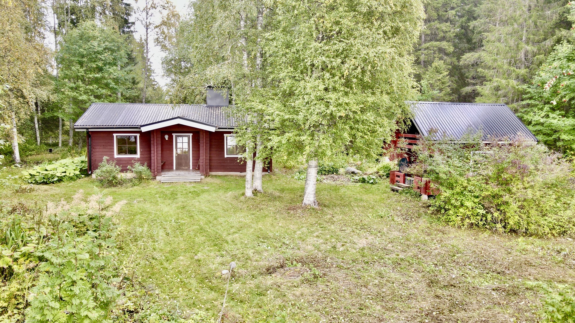 Pihapiirissä mökki ja aitta