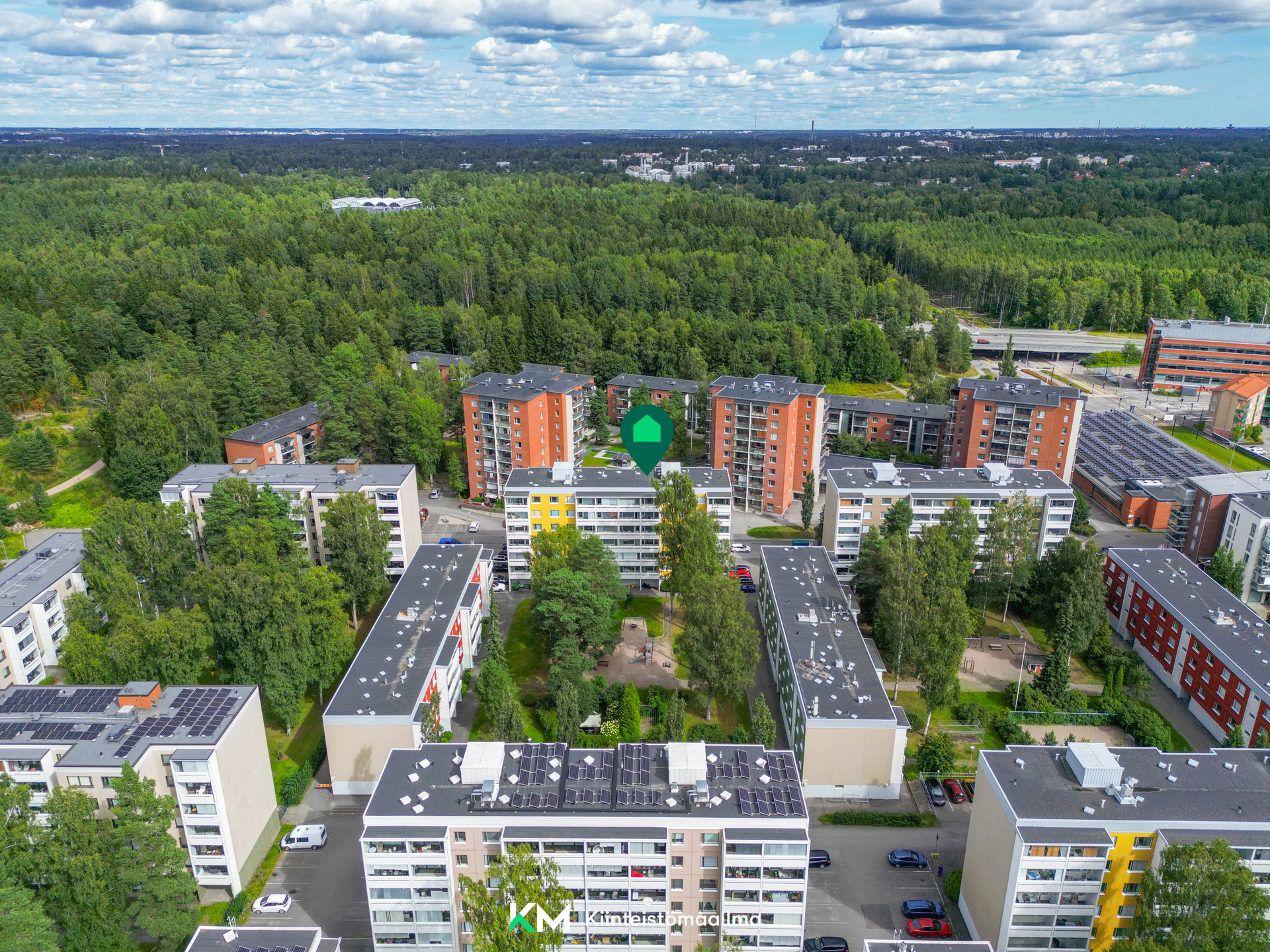 Hämeenlinnantien toisella puolella avautuvat Pirkkolan ja Keskuspuiston lenkkipolut
