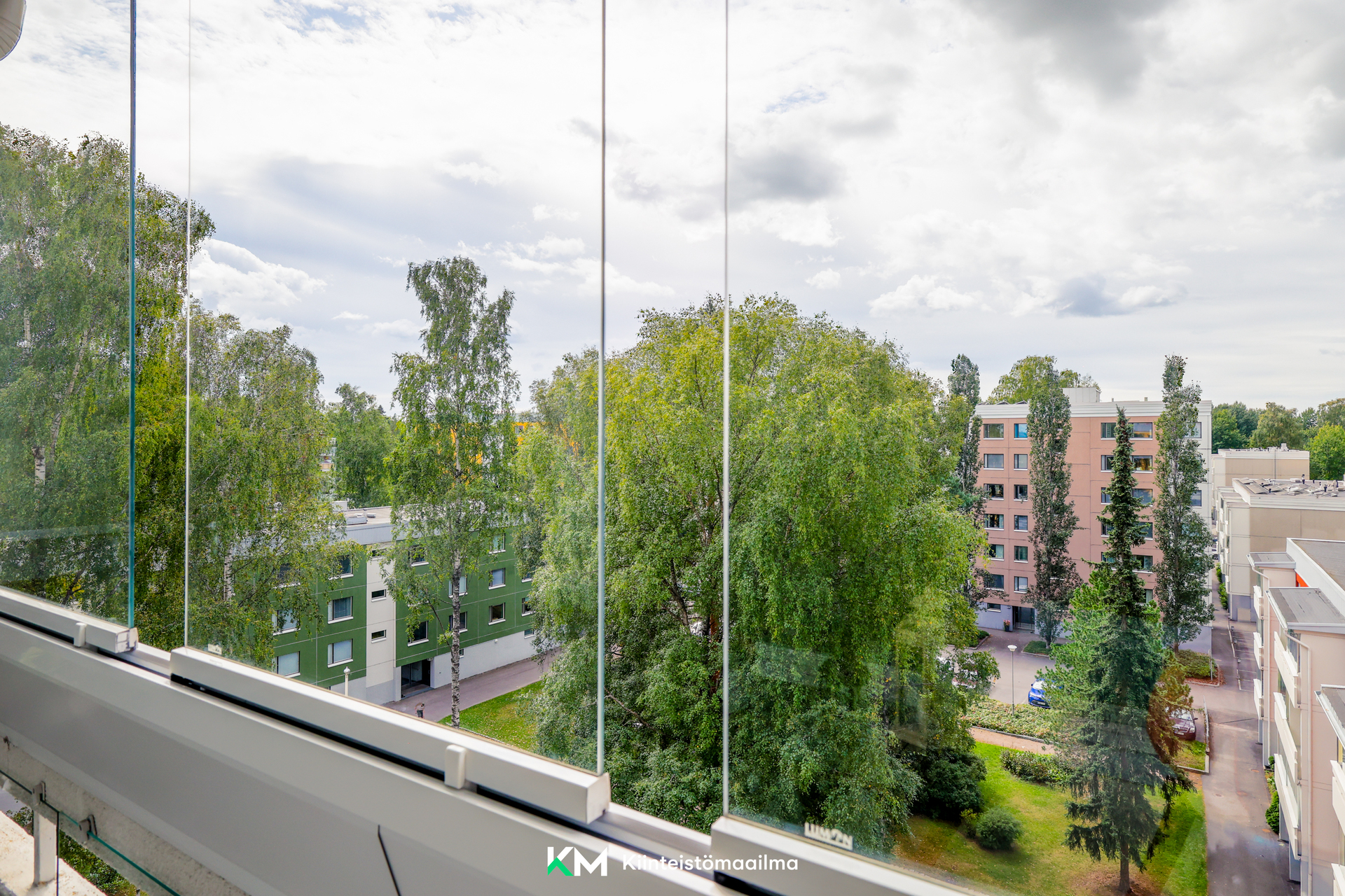 näkymät parvekkeelta vehreälle sisäpihalle