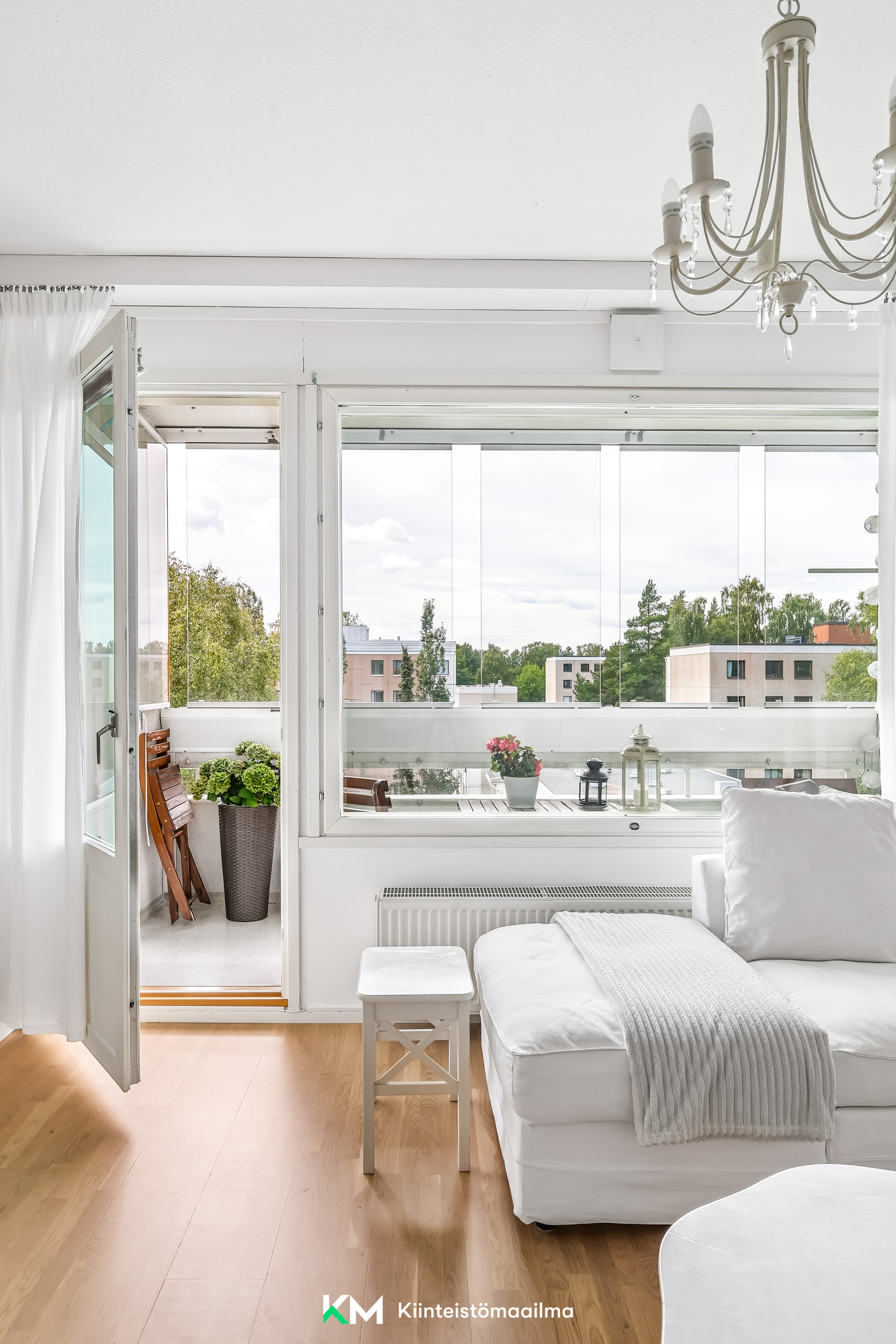 valoisa ylimmän kerroksen läpitalon huoneisto