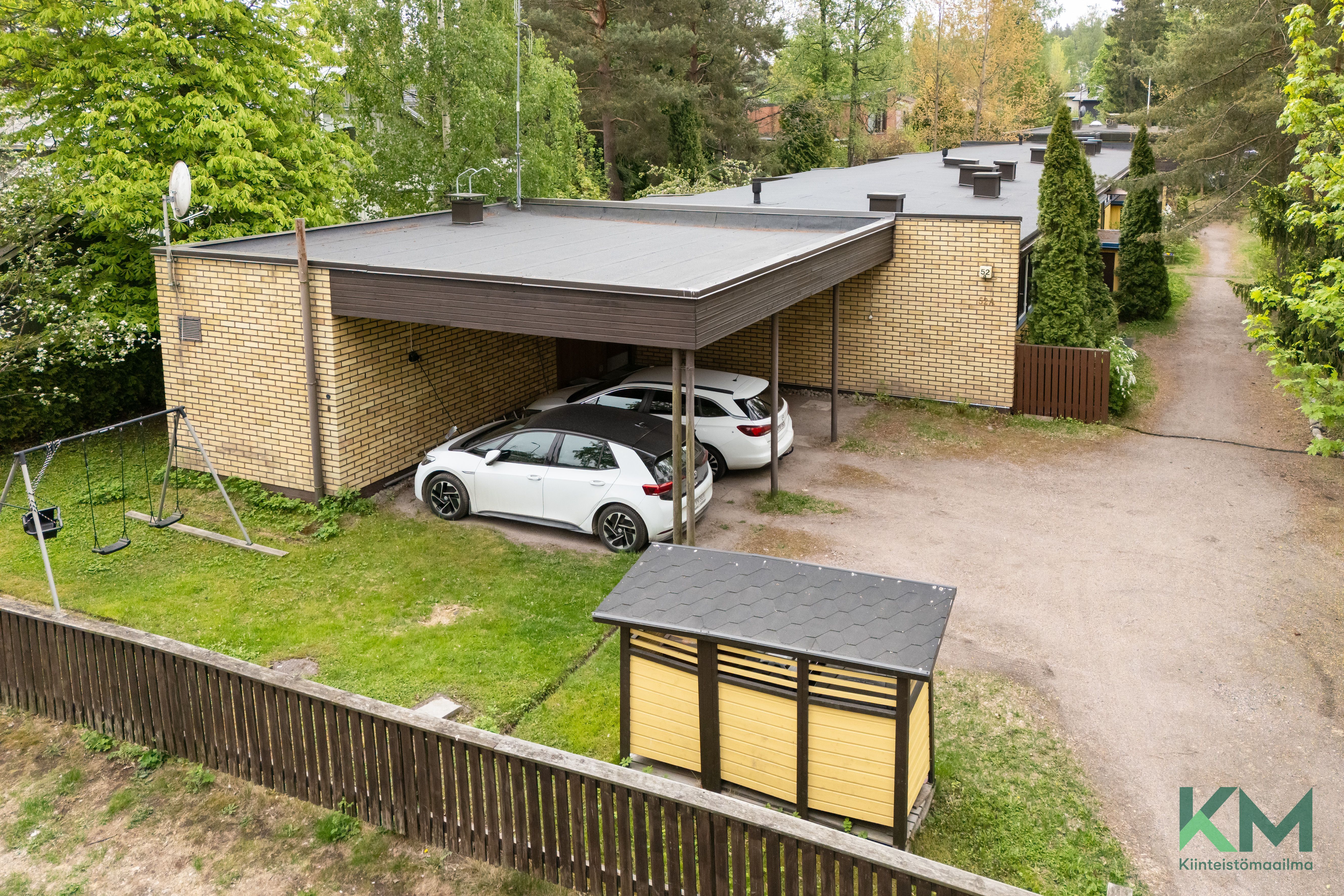Huoneistoon kuuluu autokatospaikka